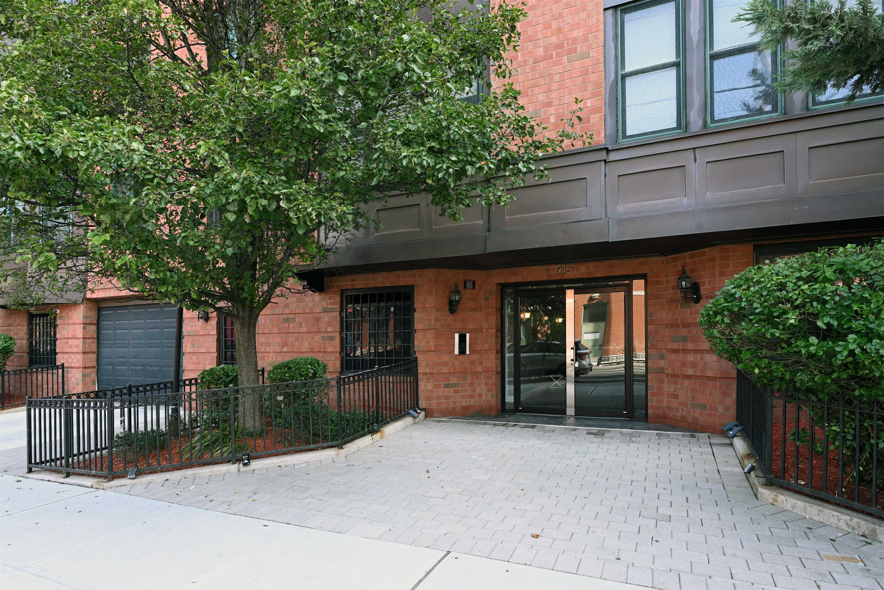 915 MADISON ST Unit: 4F