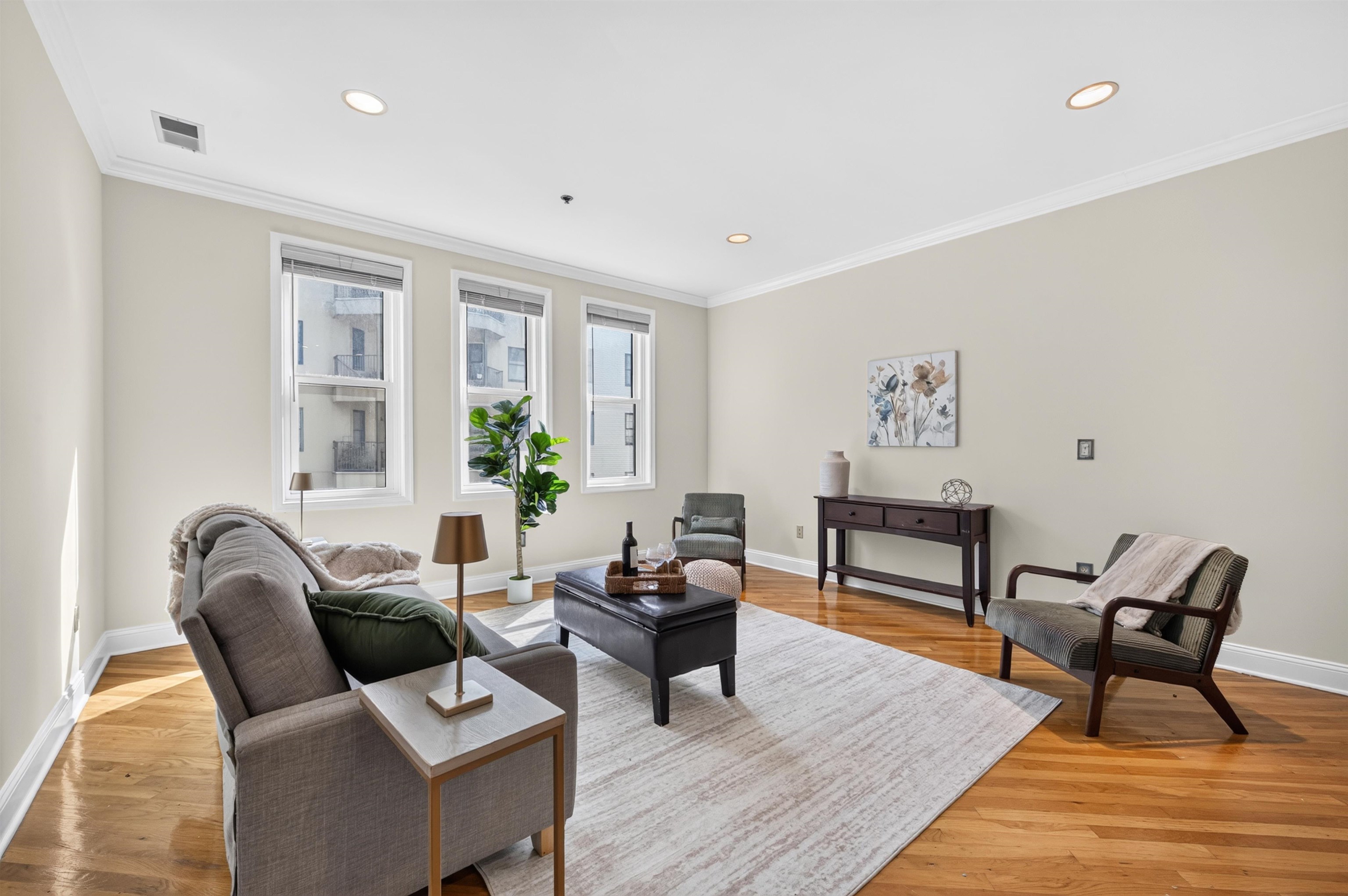 915 MADISON ST Unit: 4F