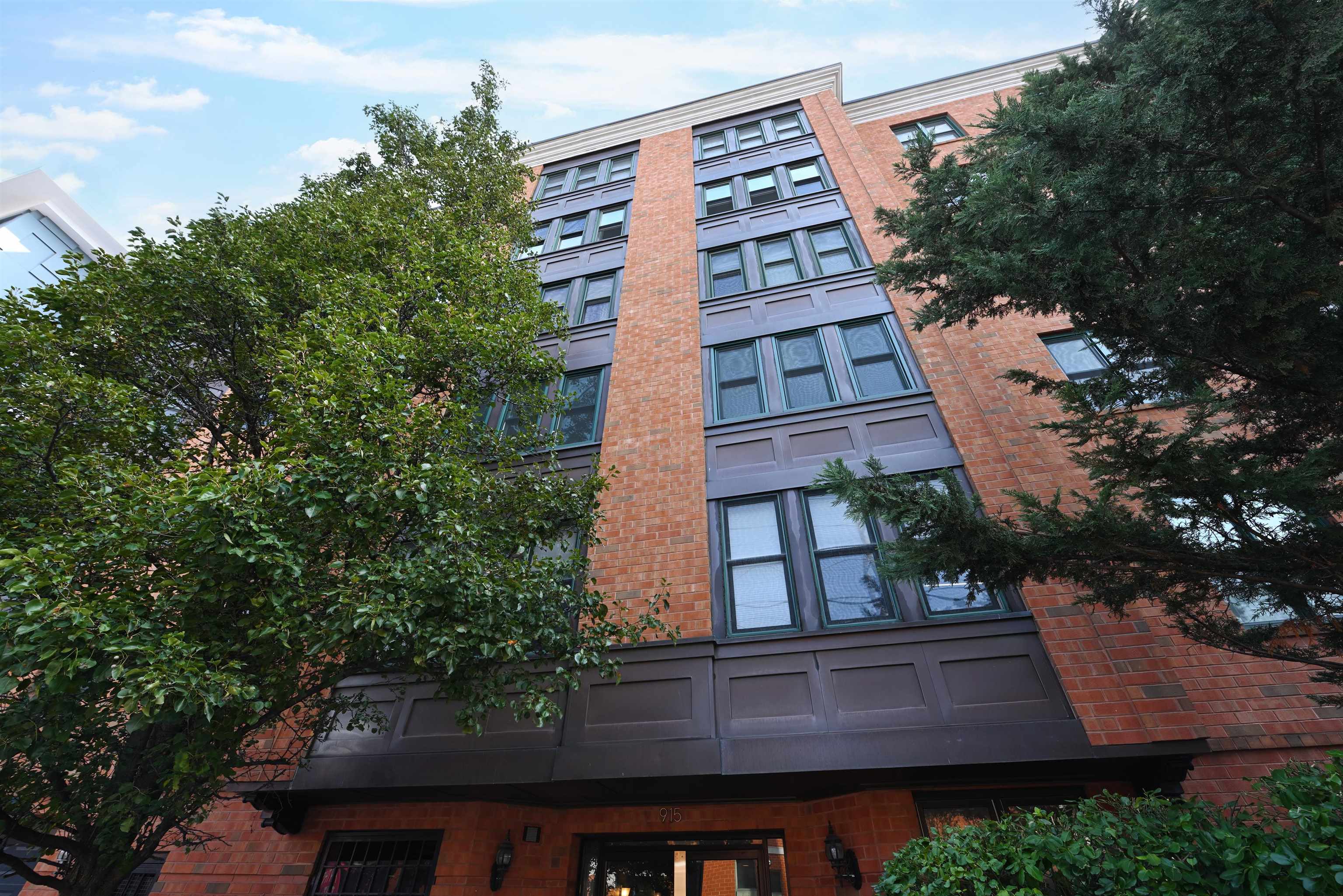 915 MADISON ST Unit: 4F