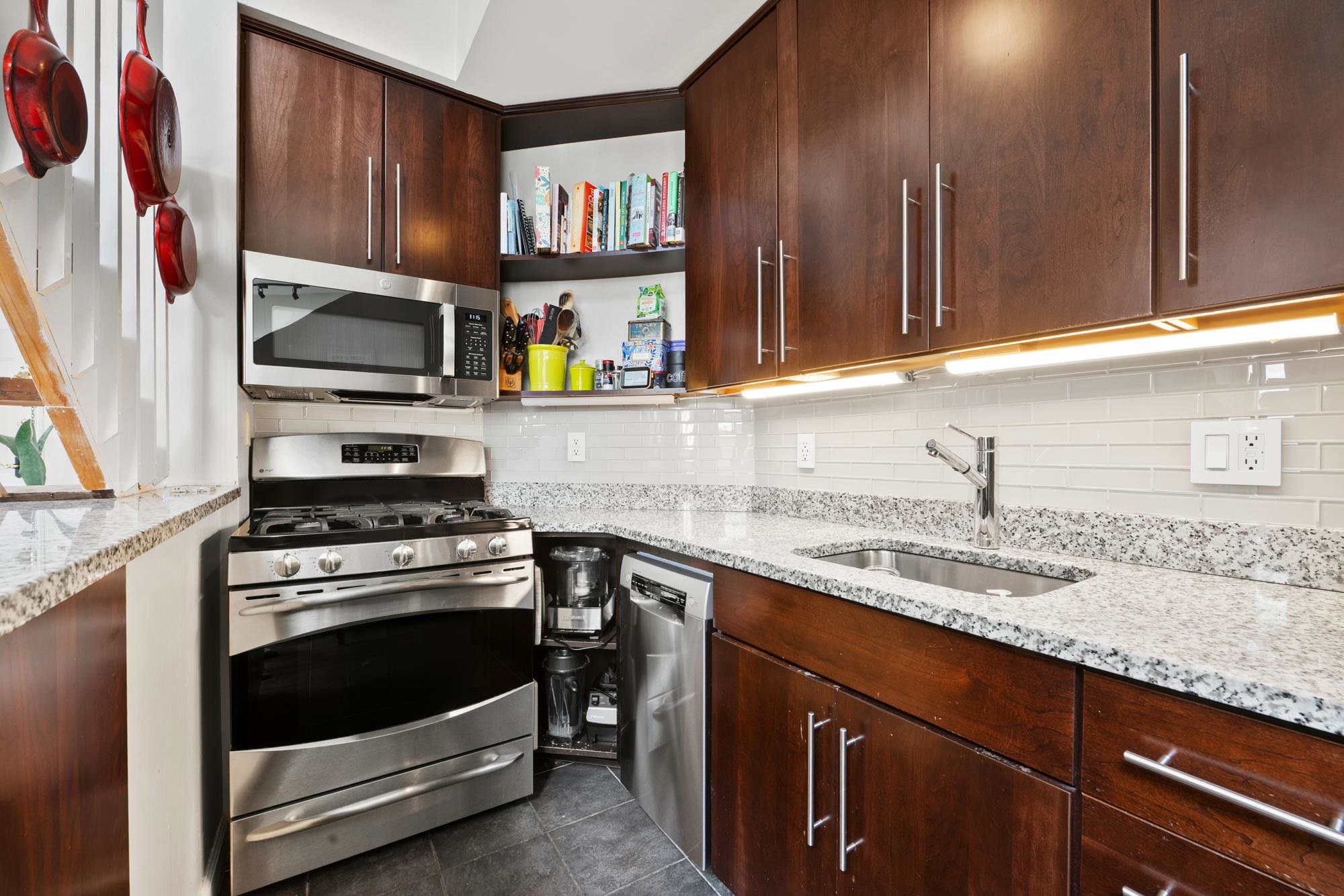 54 MAGNOLIA AVE Unit: 4-2