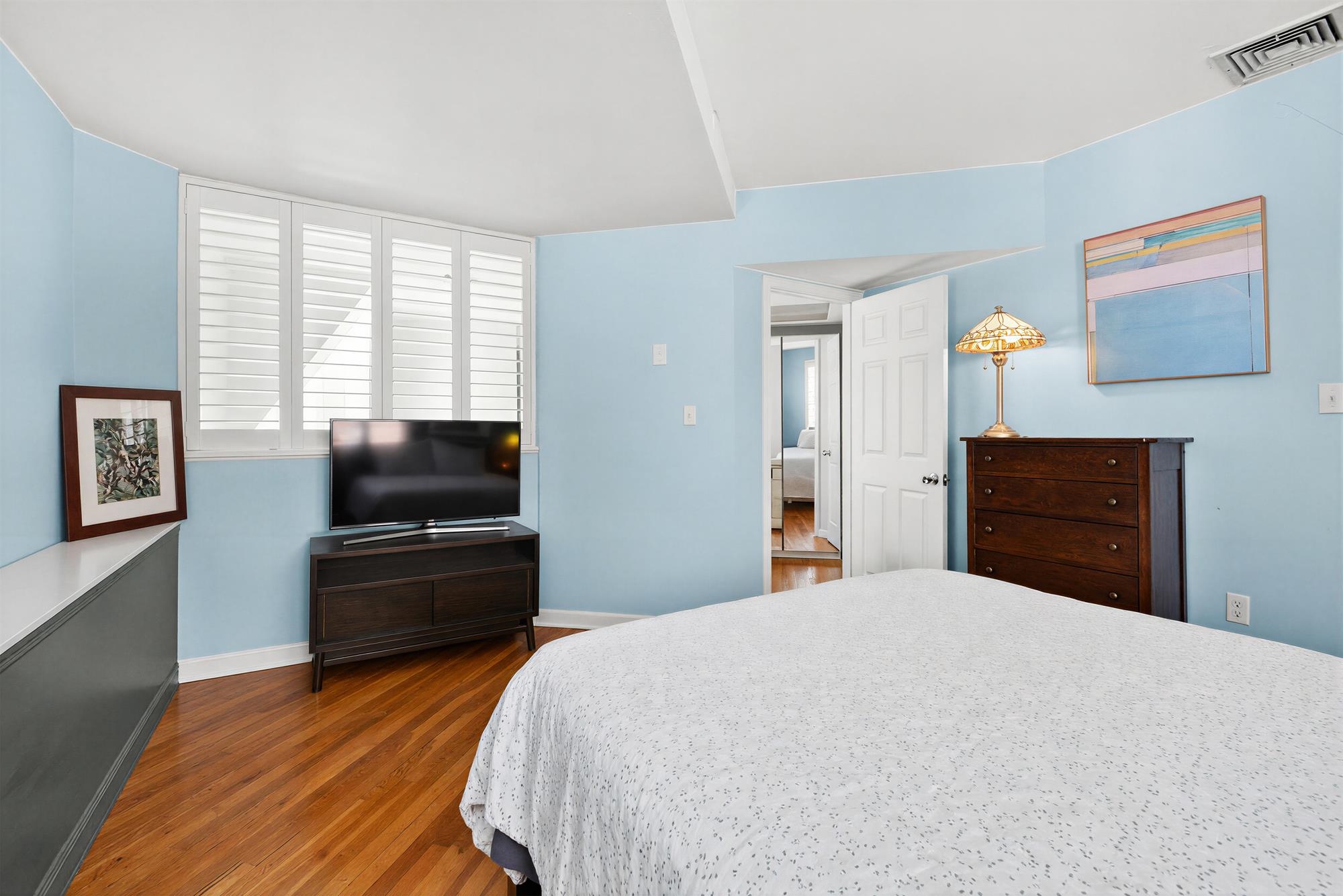 54 MAGNOLIA AVE Unit: 4-2