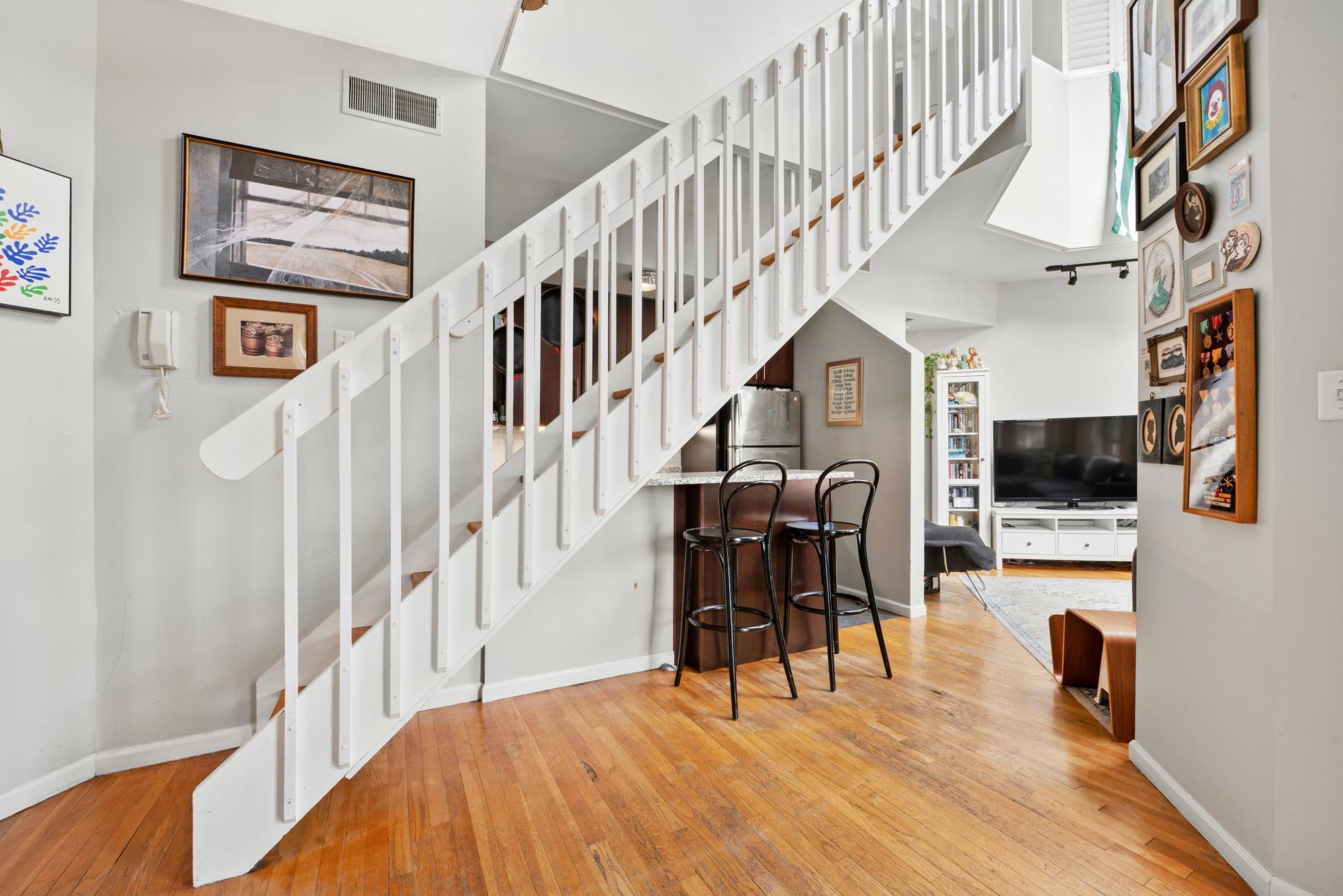54 MAGNOLIA AVE Unit: 4-2