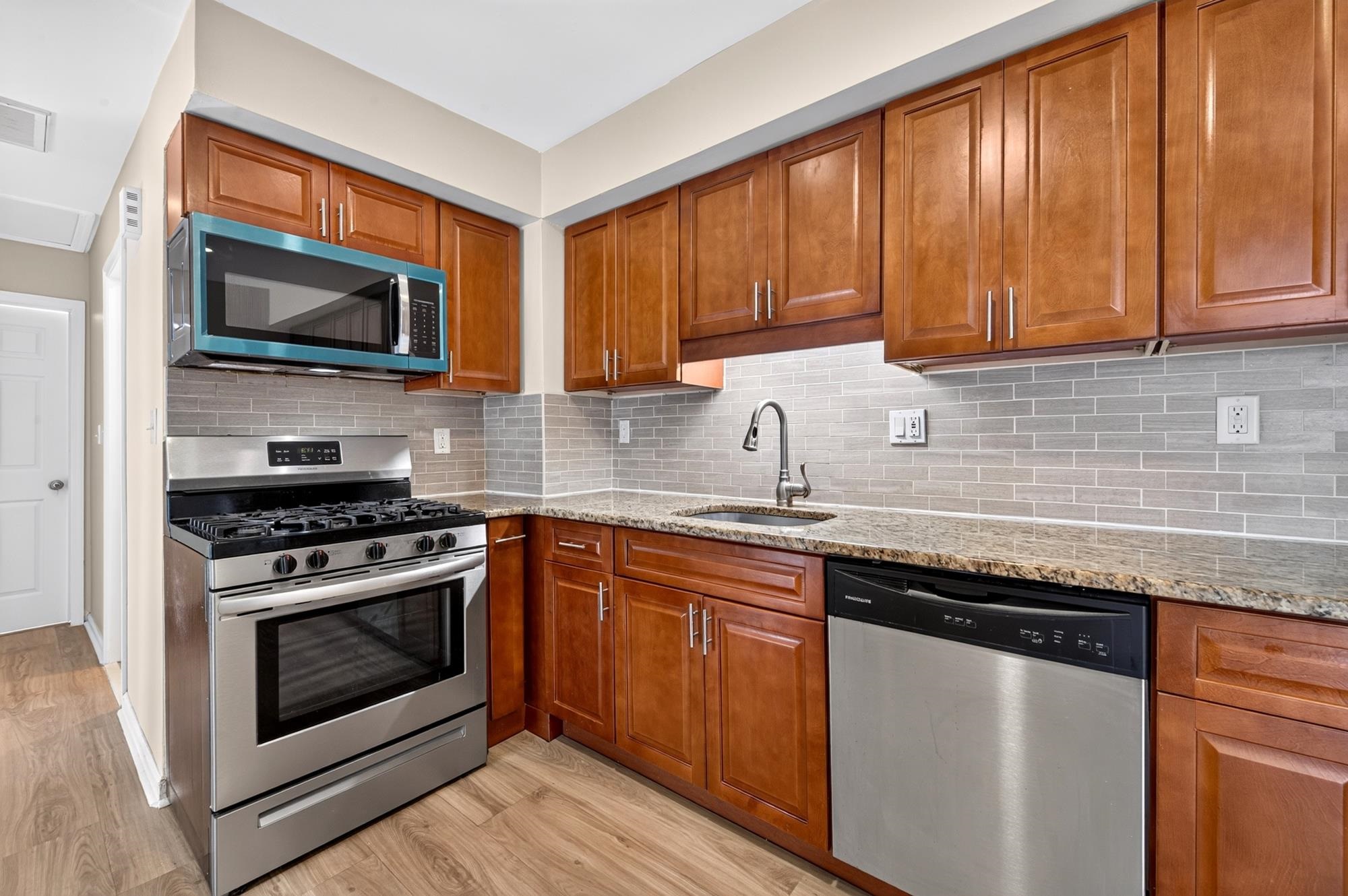 1101 SUMMIT AVE Unit: 2