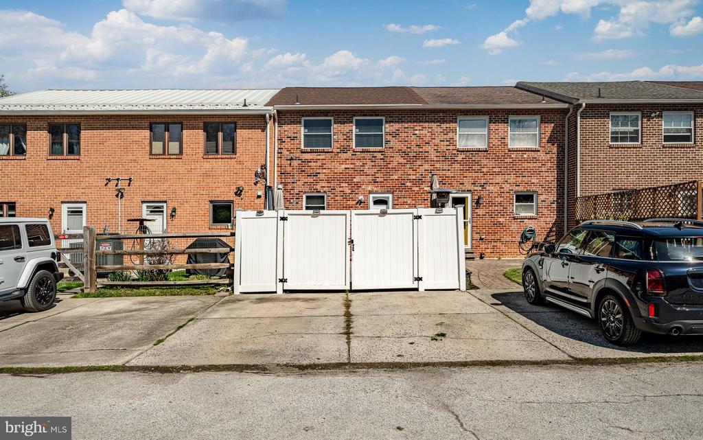 10 RICKMAR LANE