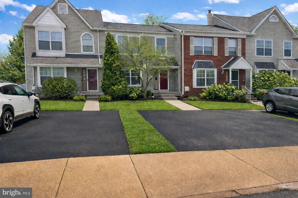 818 TREETOP LANE