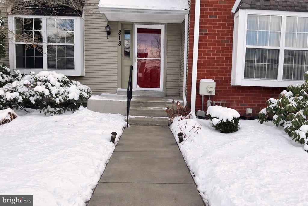 818 TREETOP LANE