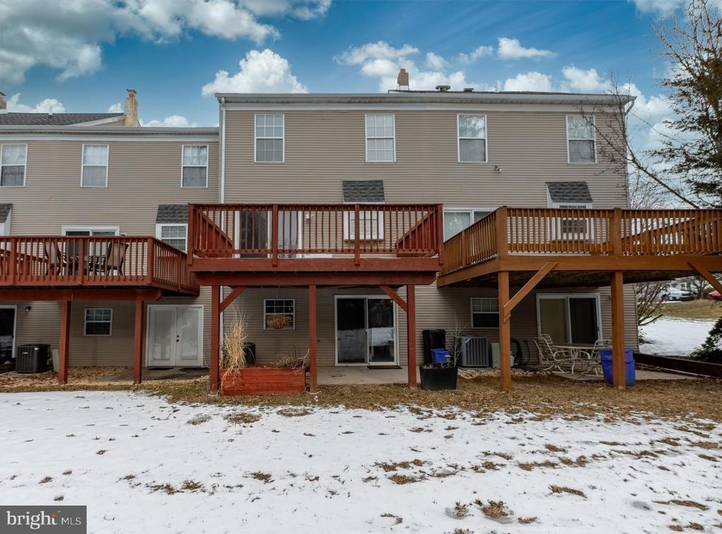 818 TREETOP LANE