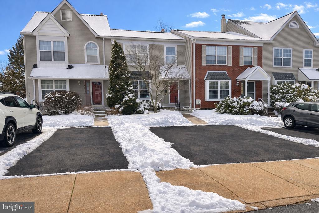818 TREETOP LANE