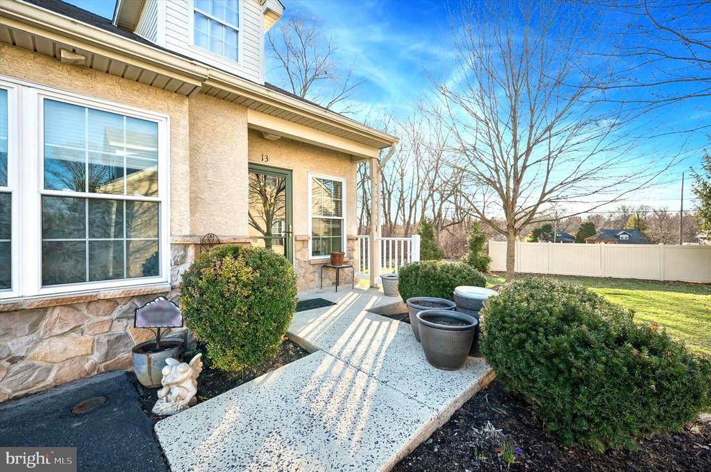 13 STUART DRIVE Unit: 13