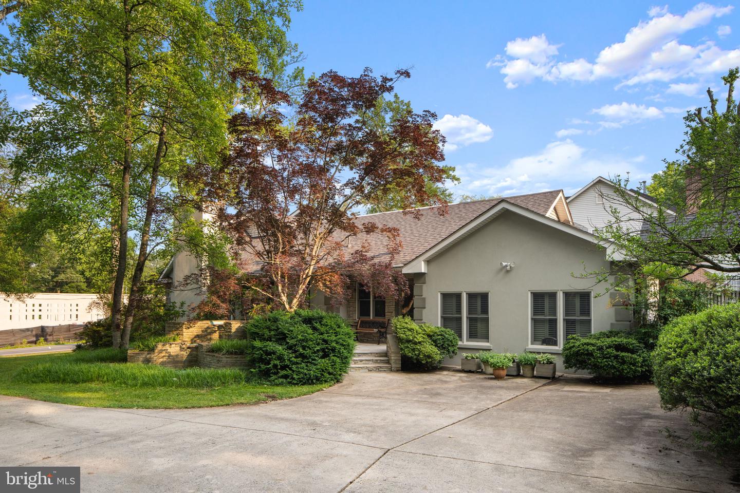 3042 Cedar Ln