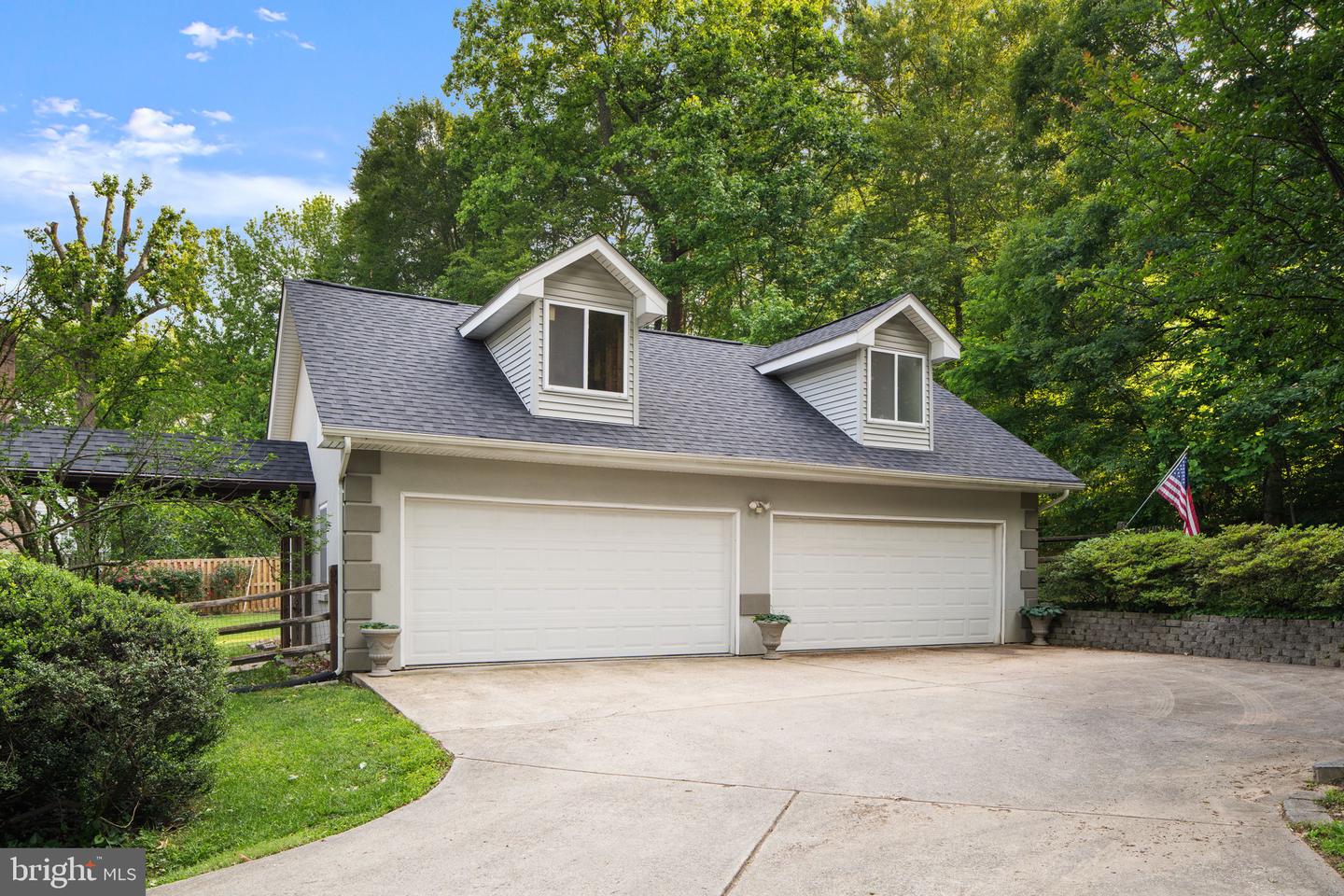 3042 Cedar Ln