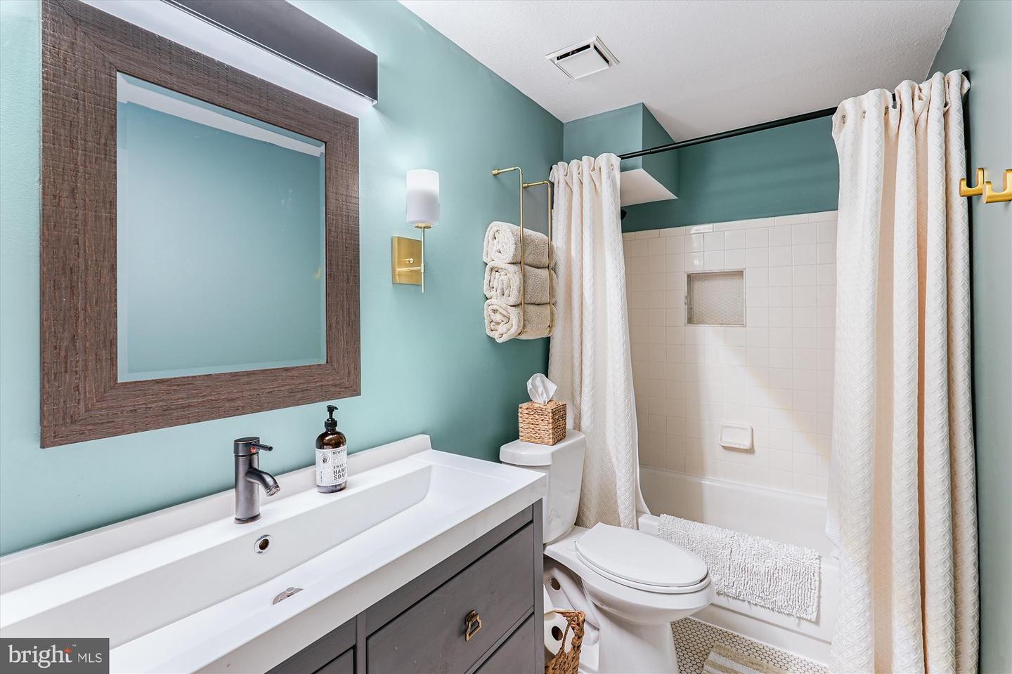 21676 Hazelnut Sq