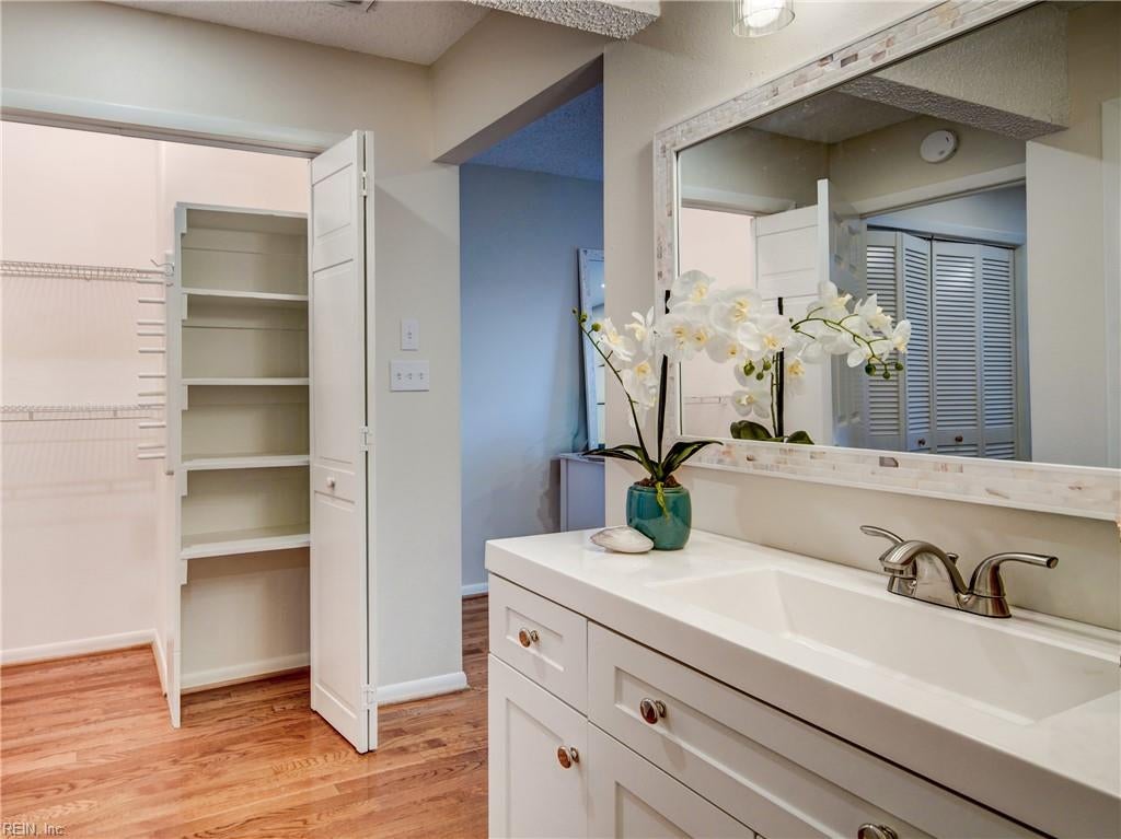536 Lakewood CIR