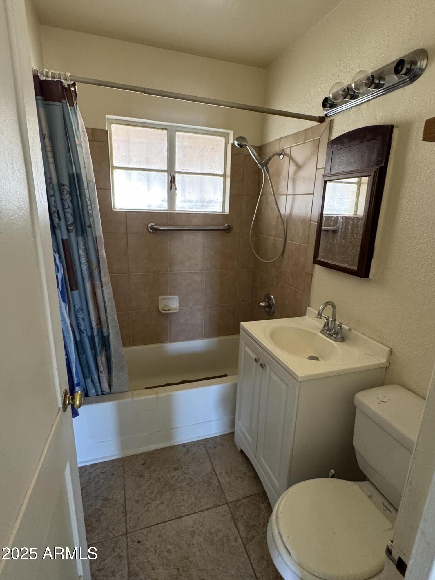 2045 W COLTER Street