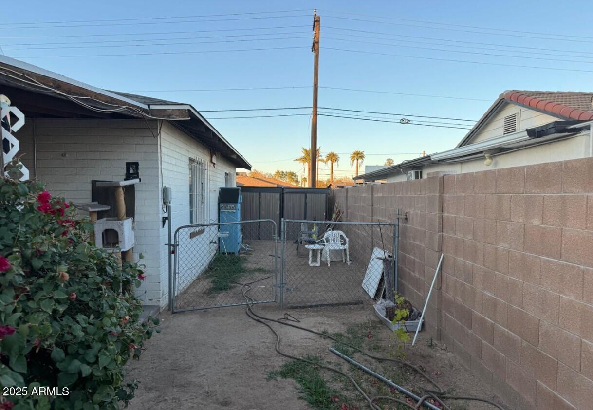 2045 W COLTER Street