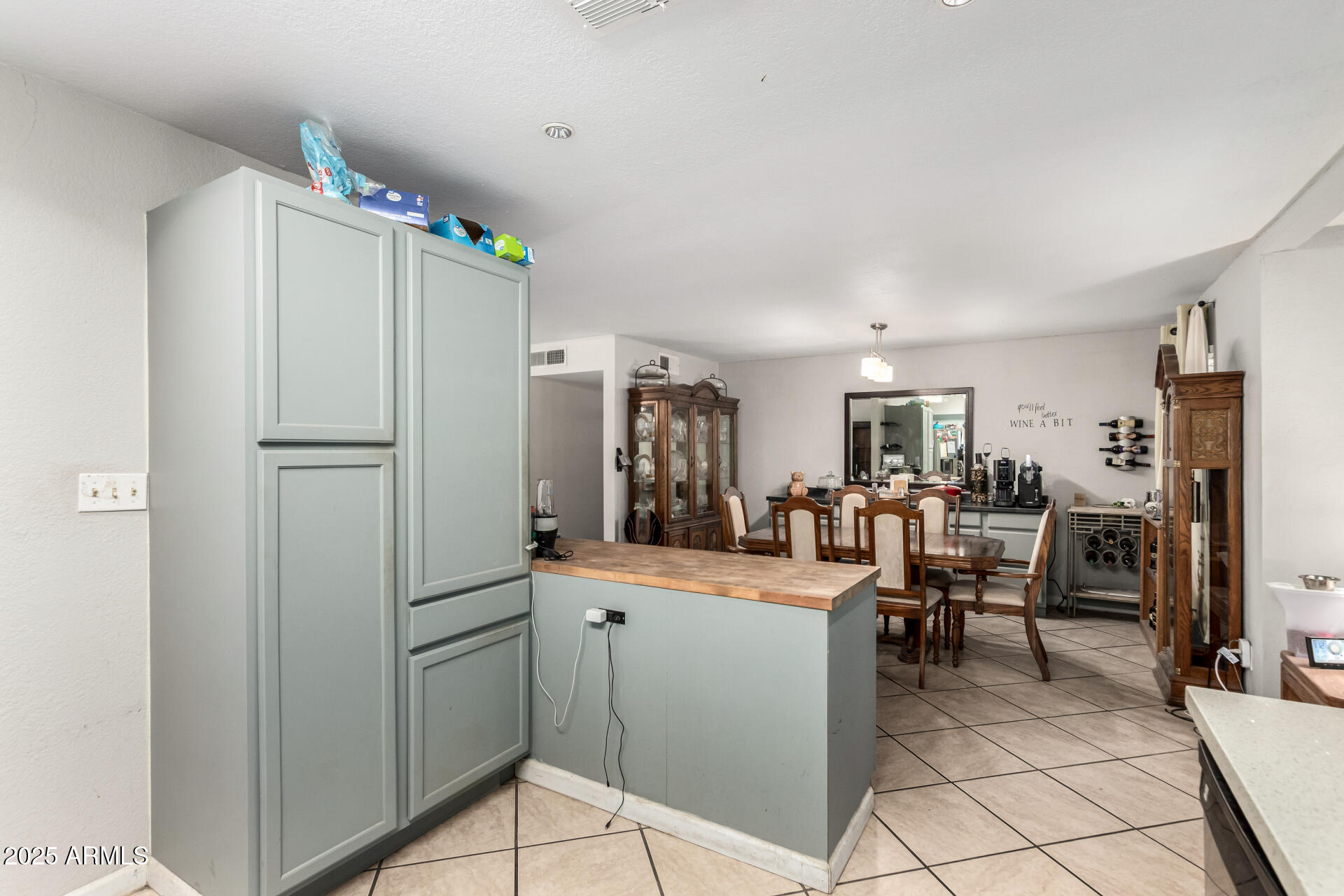 2220 E JEROME Avenue