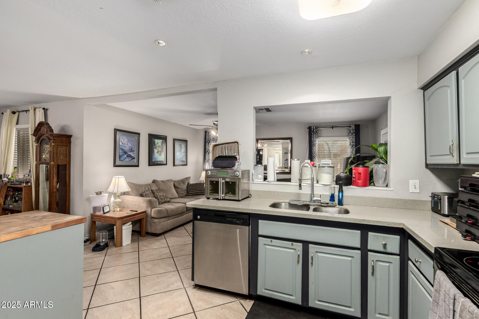 2220 E JEROME Avenue