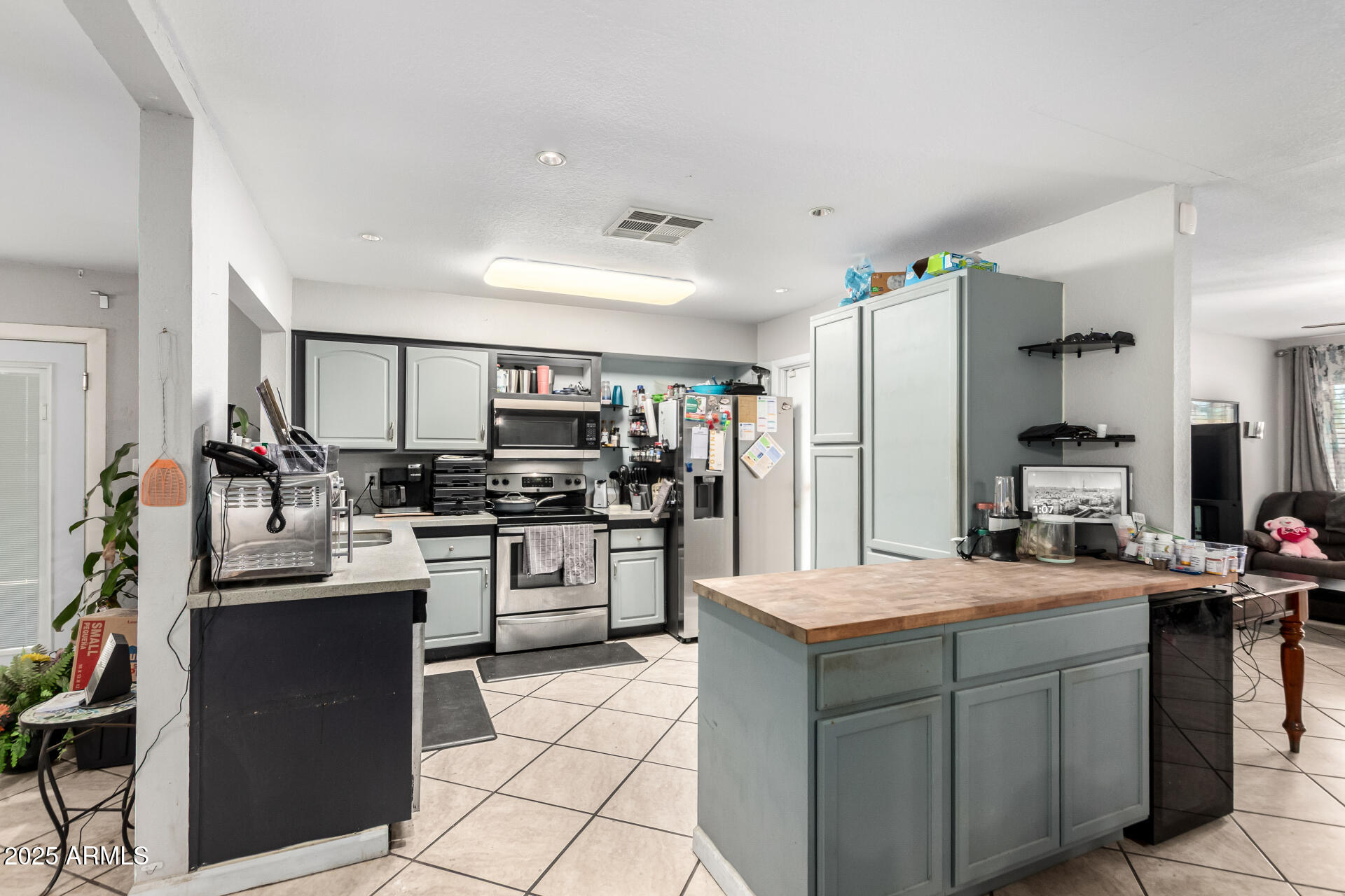 2220 E JEROME Avenue