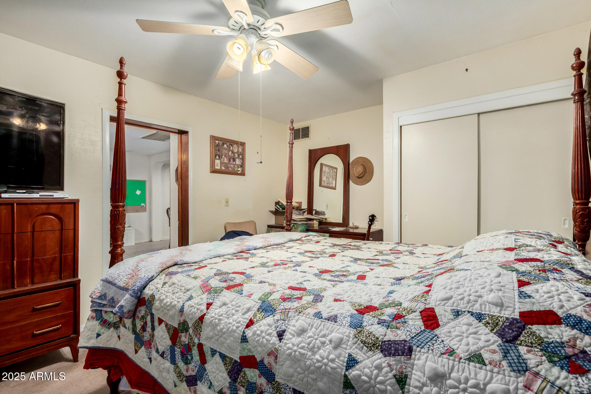 2546 W AUGUSTA Avenue