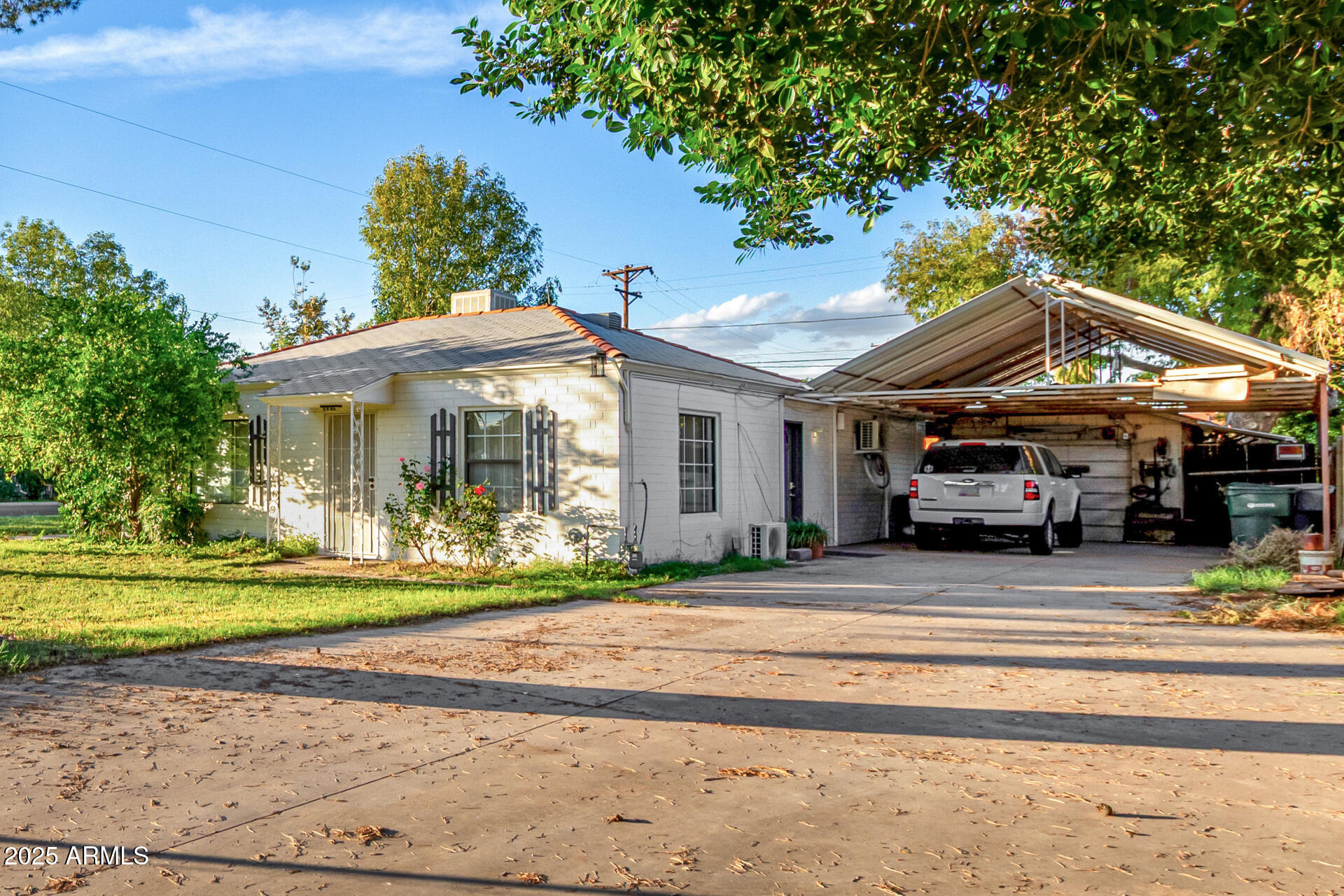 2546 W AUGUSTA Avenue