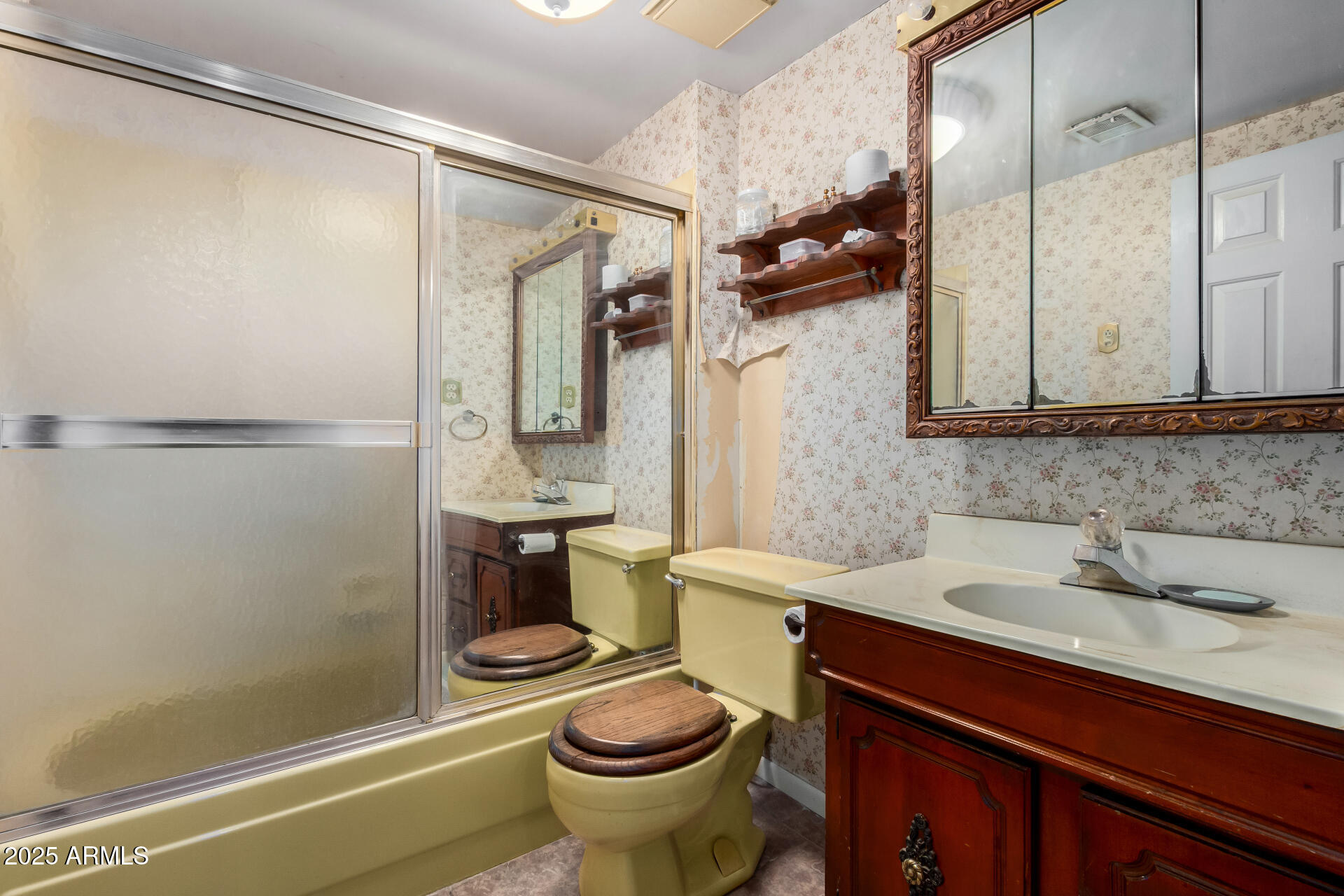 2546 W AUGUSTA Avenue