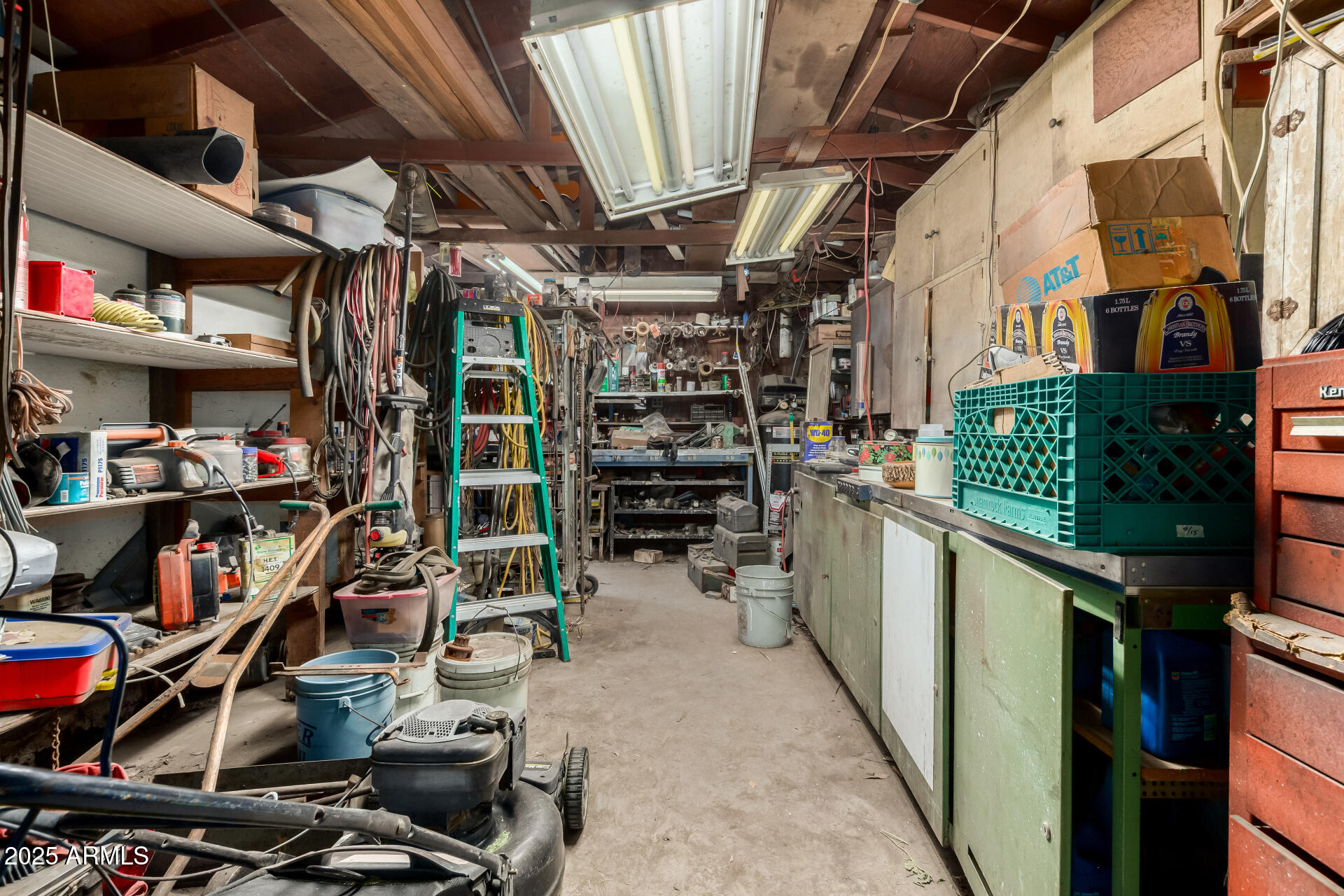 2546 W AUGUSTA Avenue