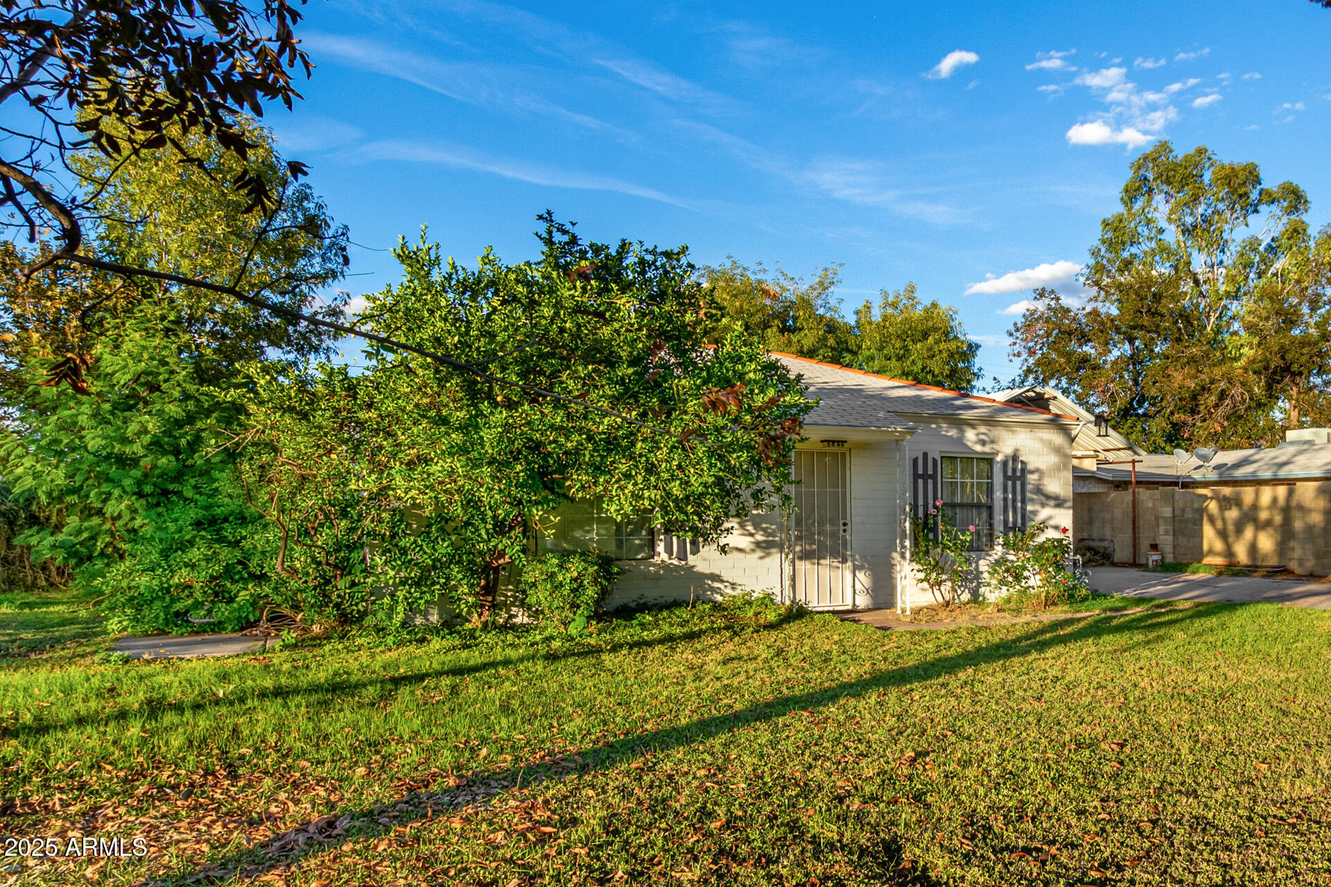 2546 W AUGUSTA Avenue