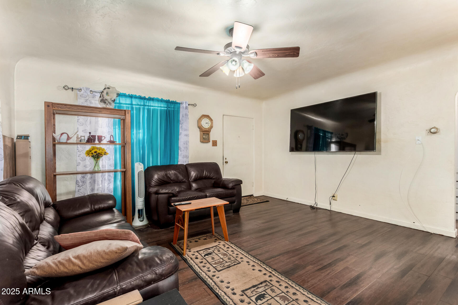 2546 W AUGUSTA Avenue