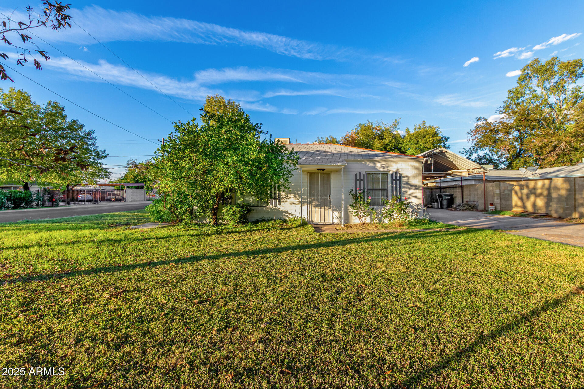 2546 W AUGUSTA Avenue