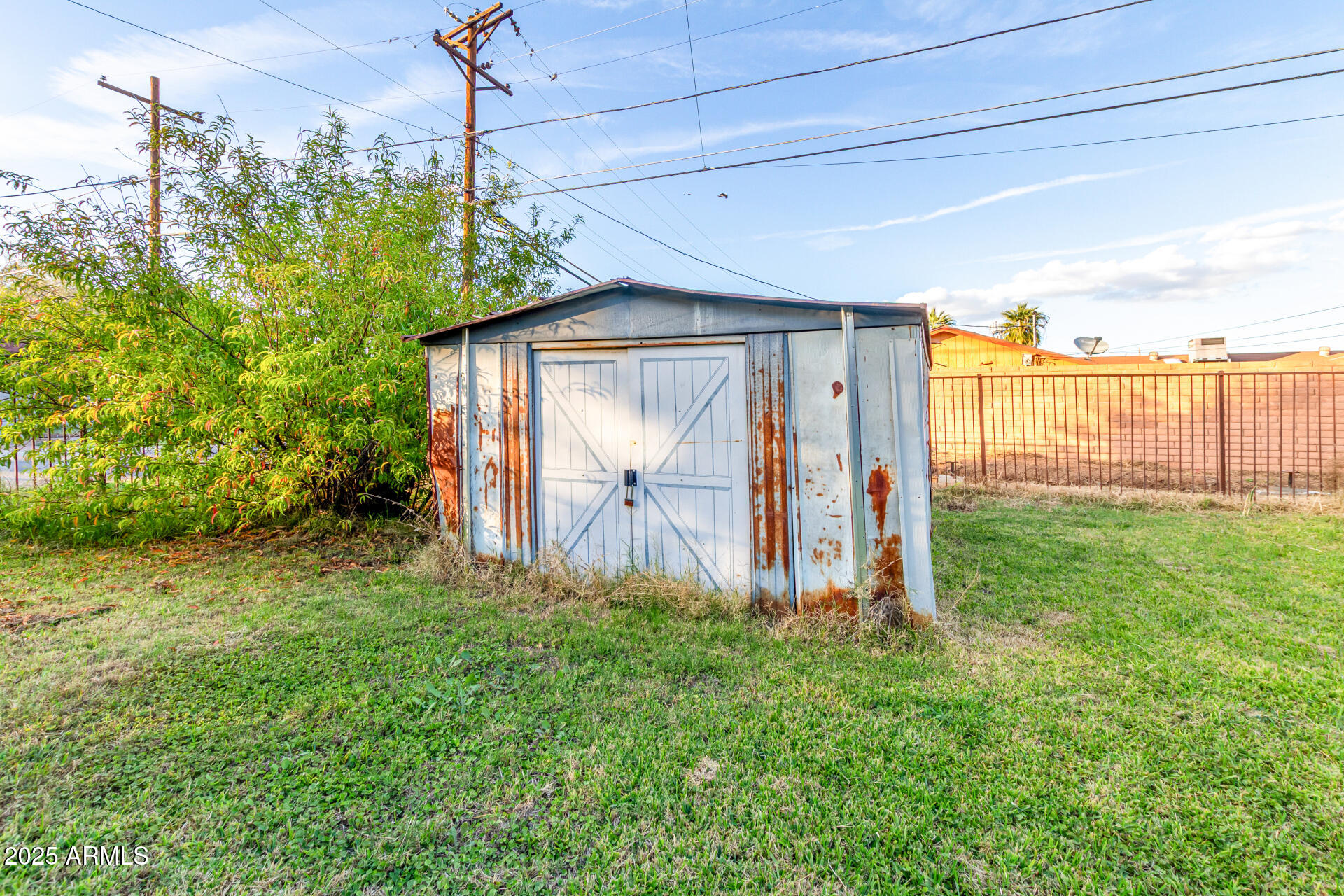 2546 W AUGUSTA Avenue