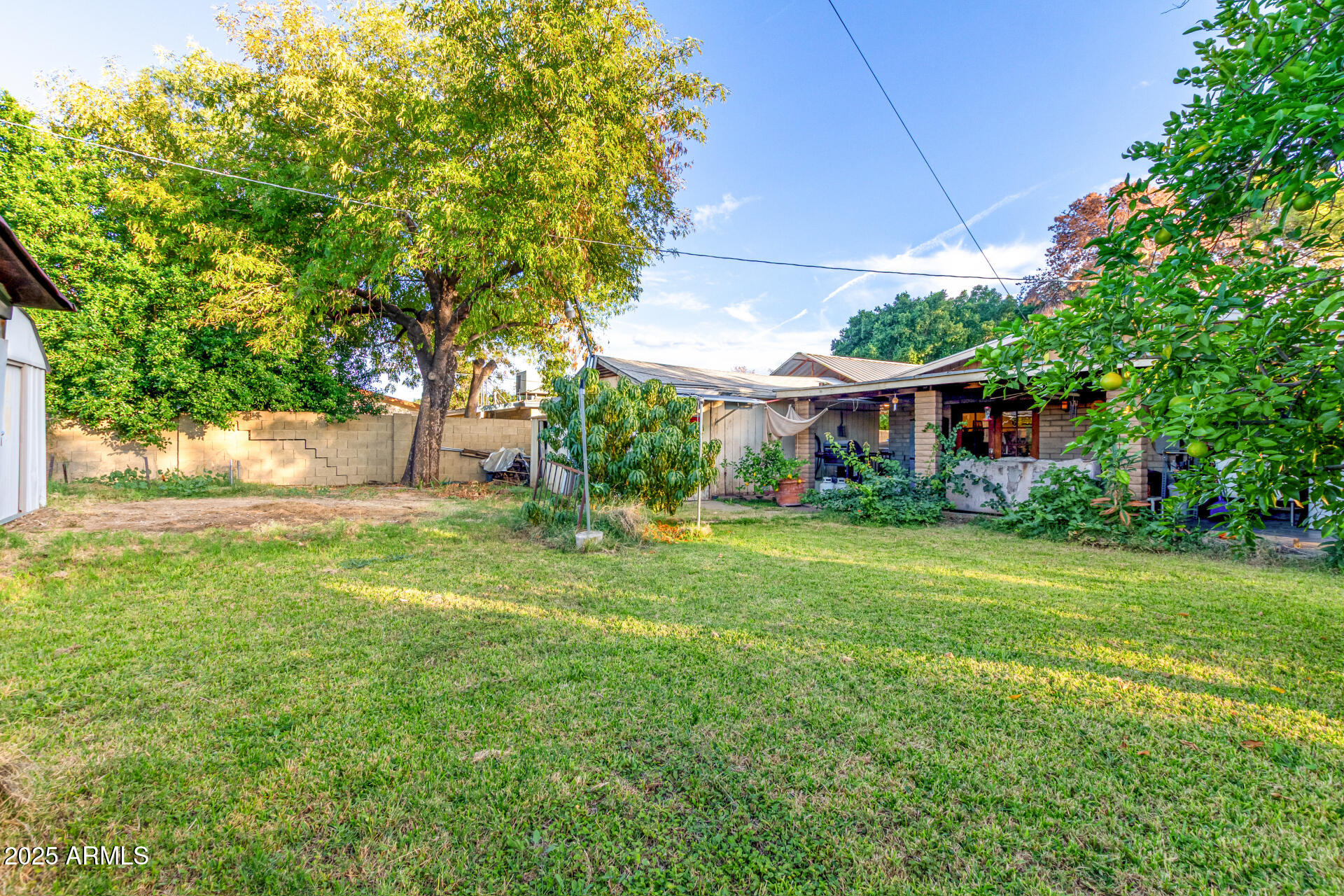 2546 W AUGUSTA Avenue