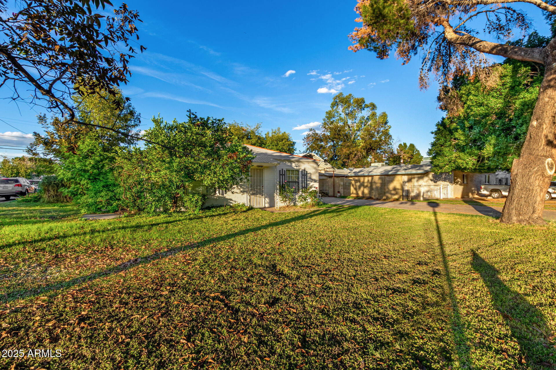 2546 W AUGUSTA Avenue