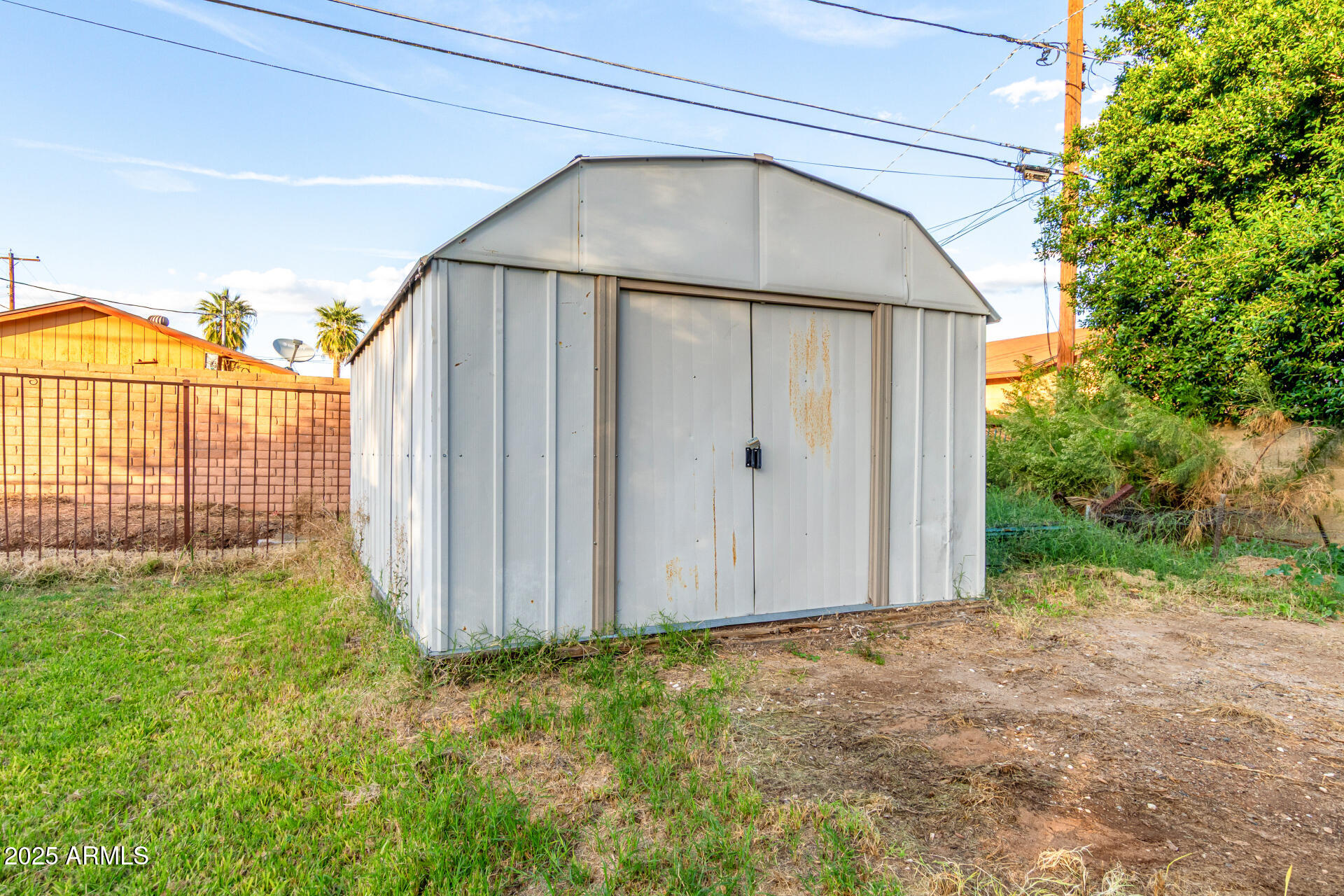 2546 W AUGUSTA Avenue