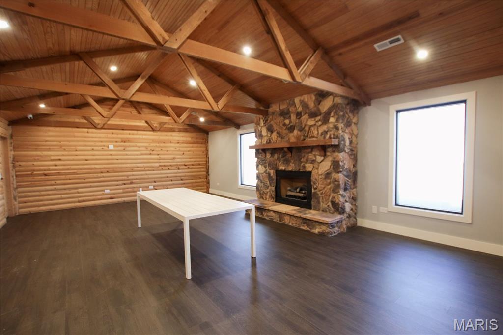 4095 N Service Road W