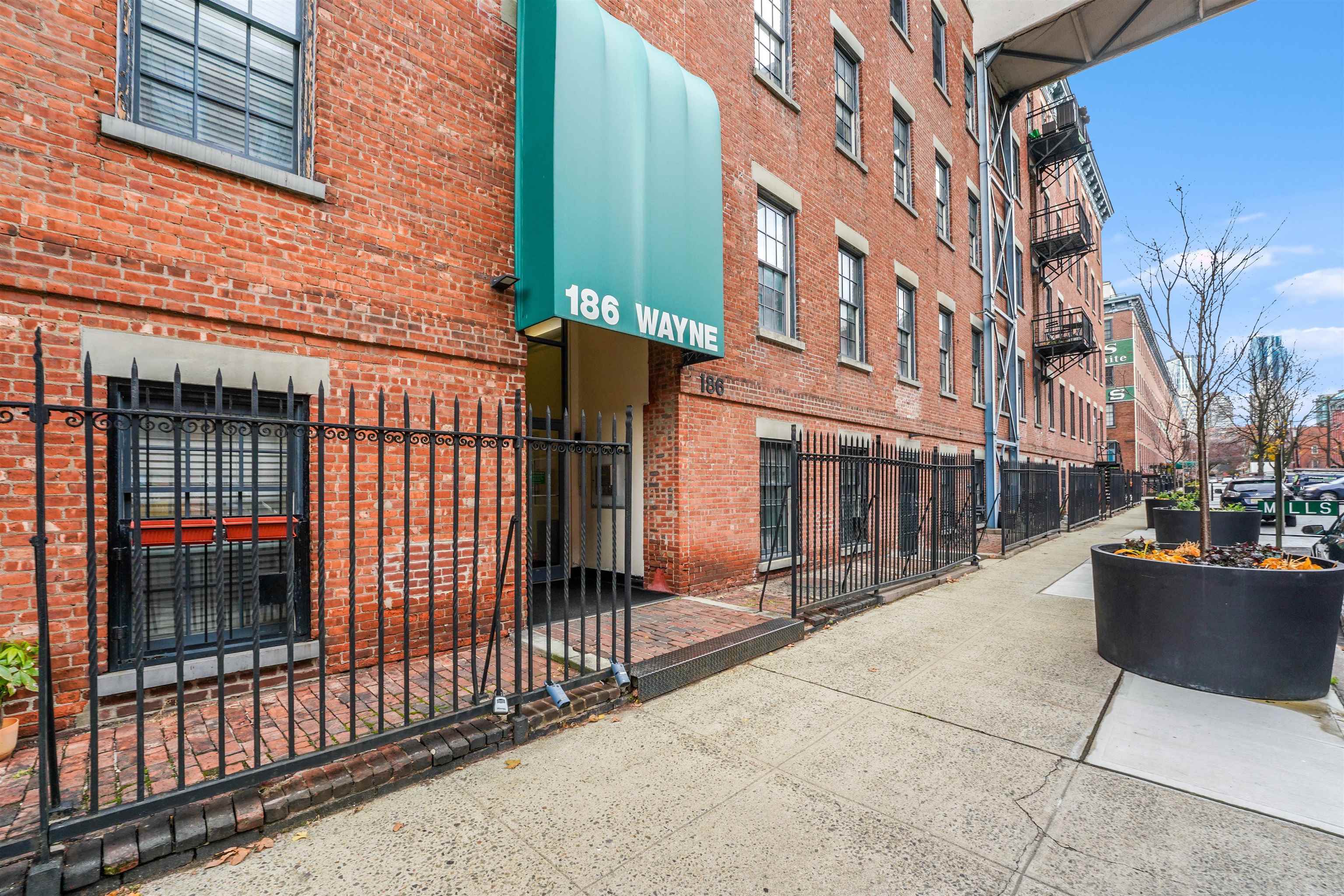 186 WAYNE ST Unit: 323D