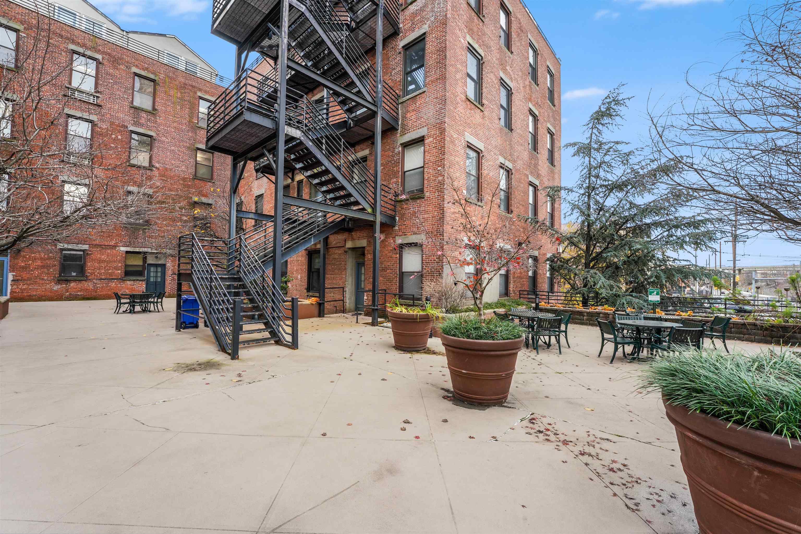 186 WAYNE ST Unit: 323D