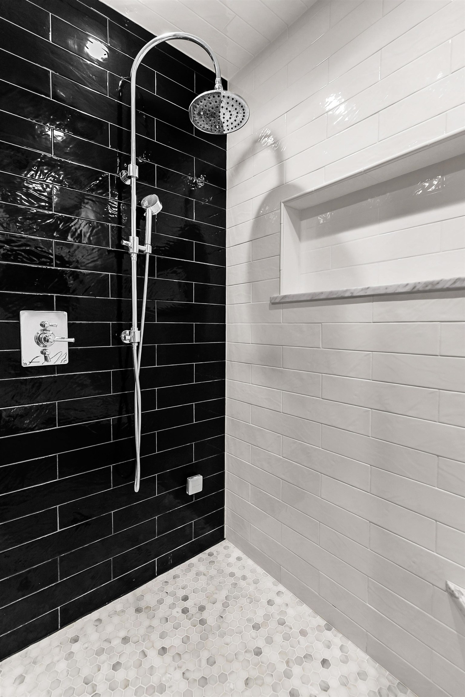 610 CLINTON ST Unit: 2A/2W