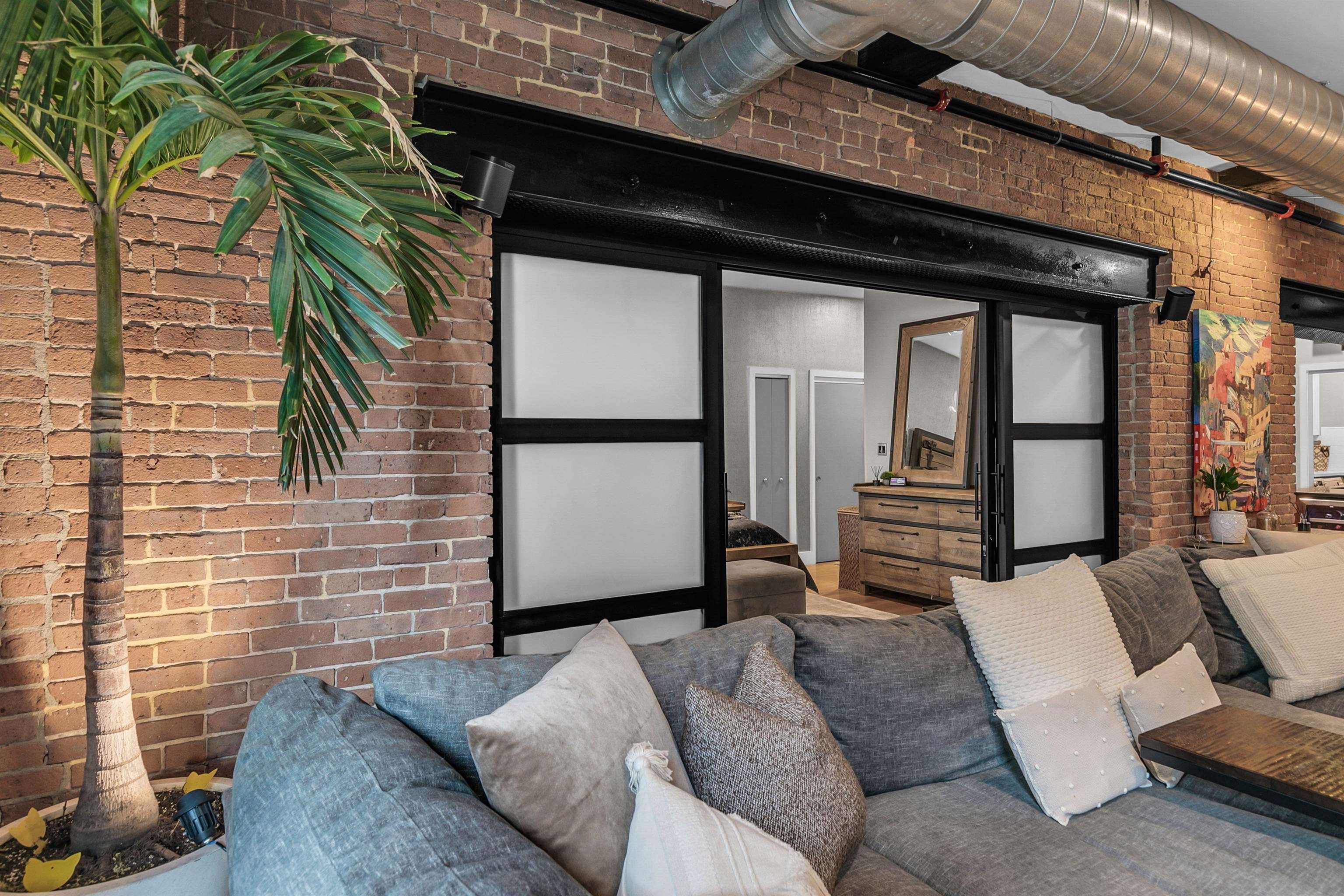 610 CLINTON ST Unit: 2A/2W