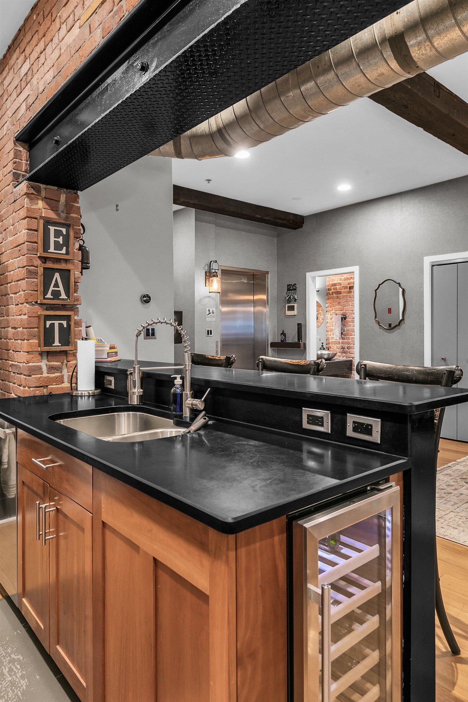 610 CLINTON ST Unit: 2A/2W