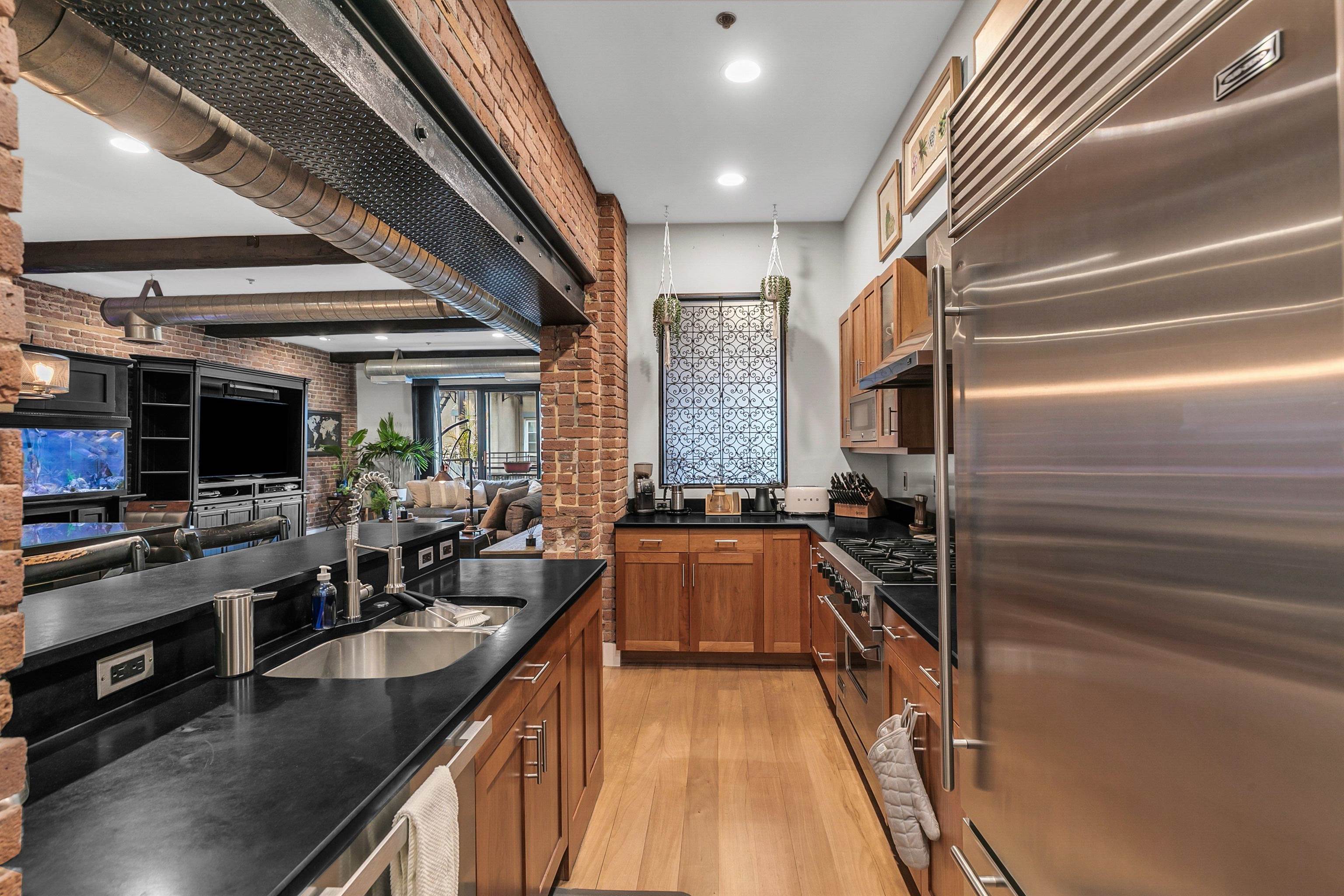 610 CLINTON ST Unit: 2A/2W