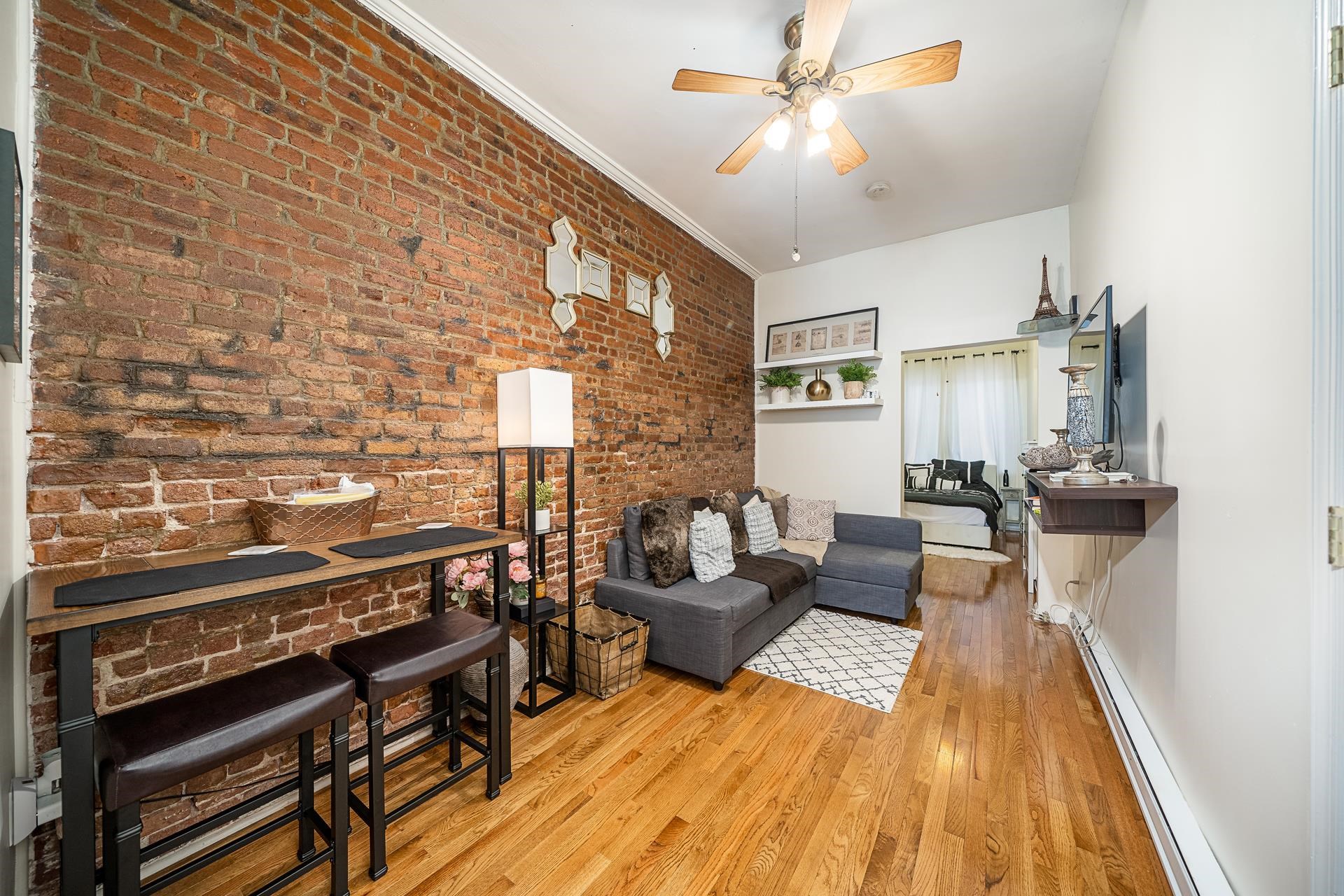 108 WILLOW AVE Unit: 1R