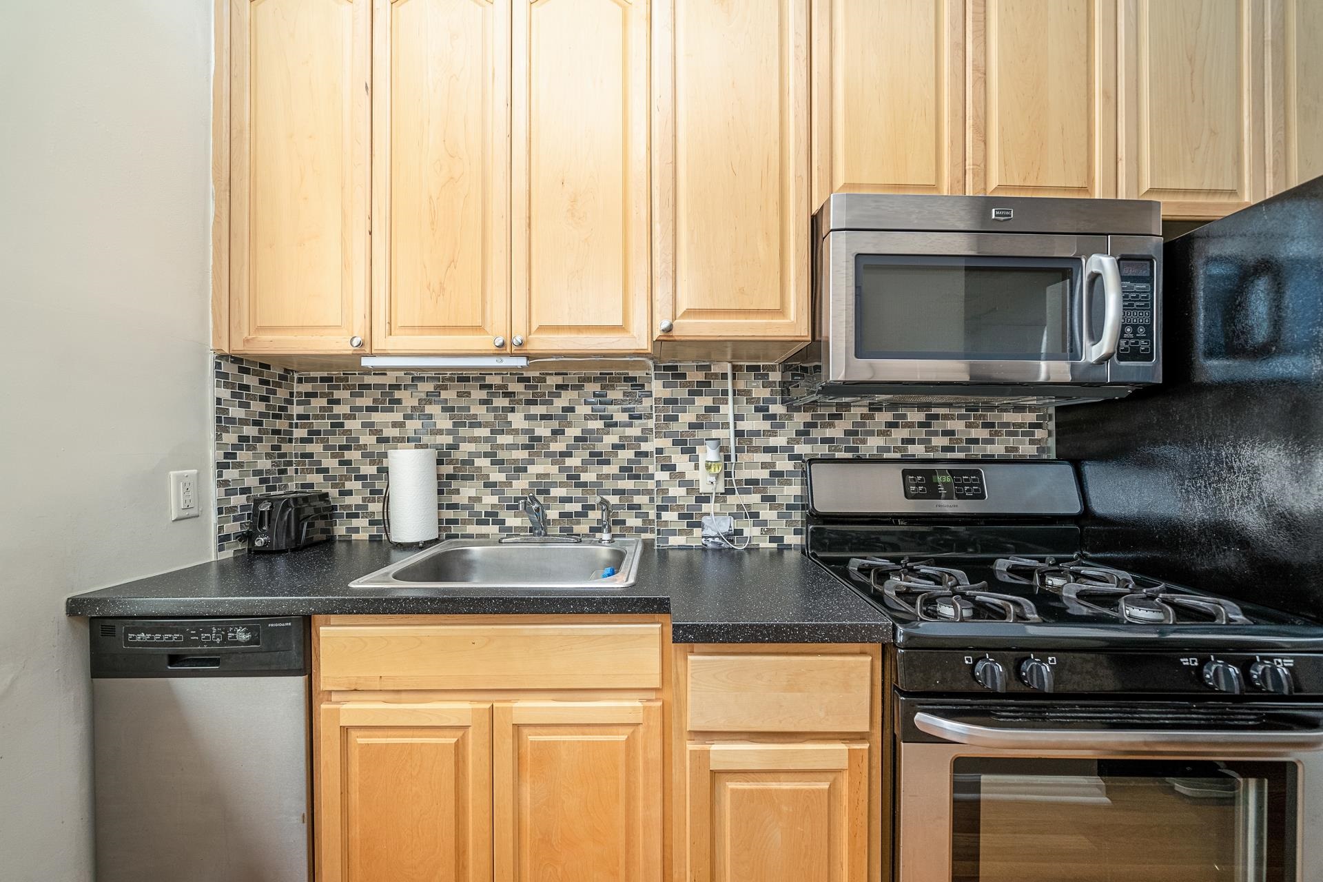 108 WILLOW AVE Unit: 1R
