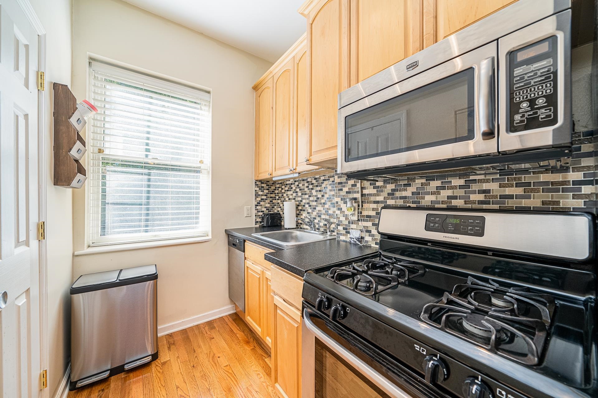 108 WILLOW AVE Unit: 1R