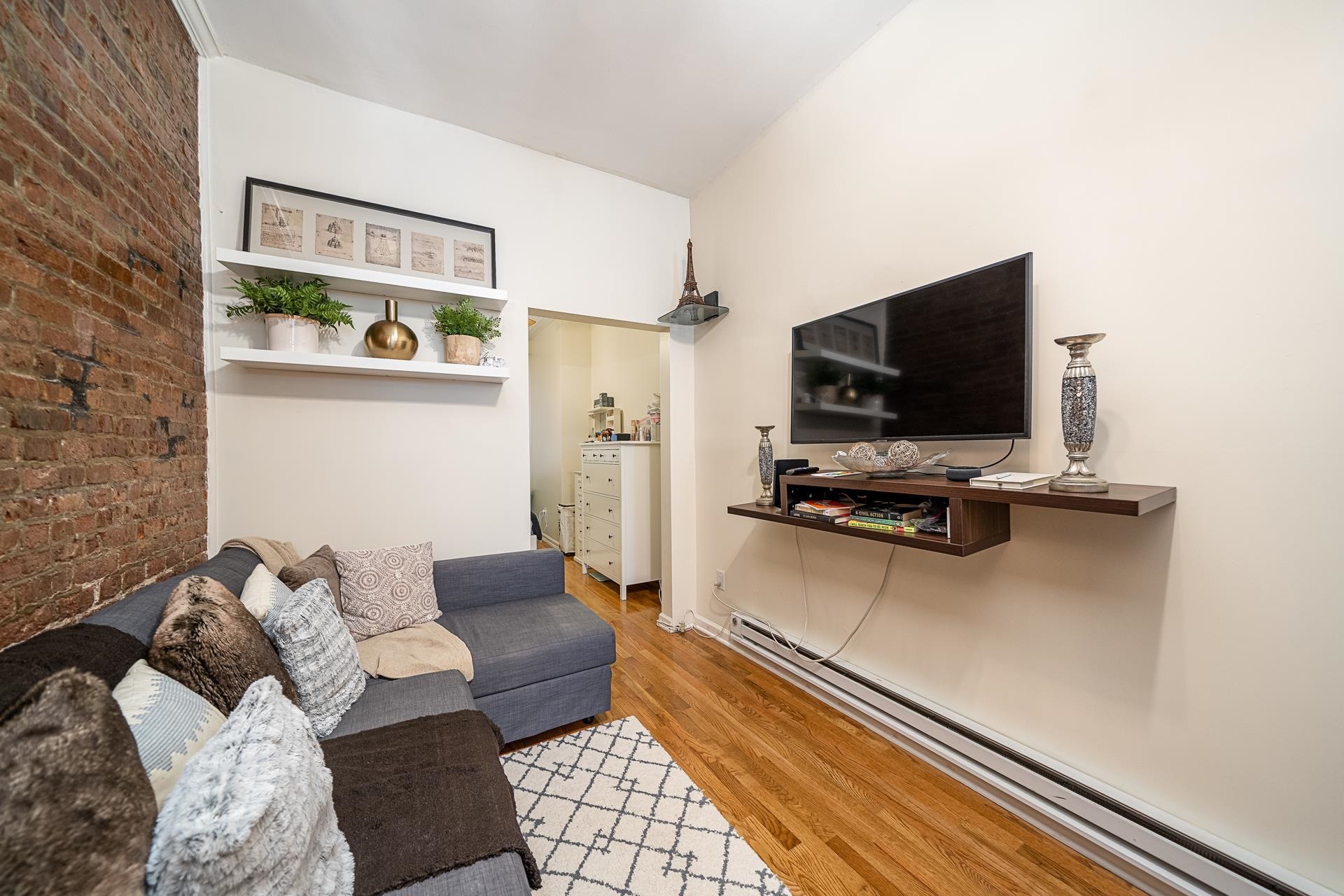108 WILLOW AVE Unit: 1R