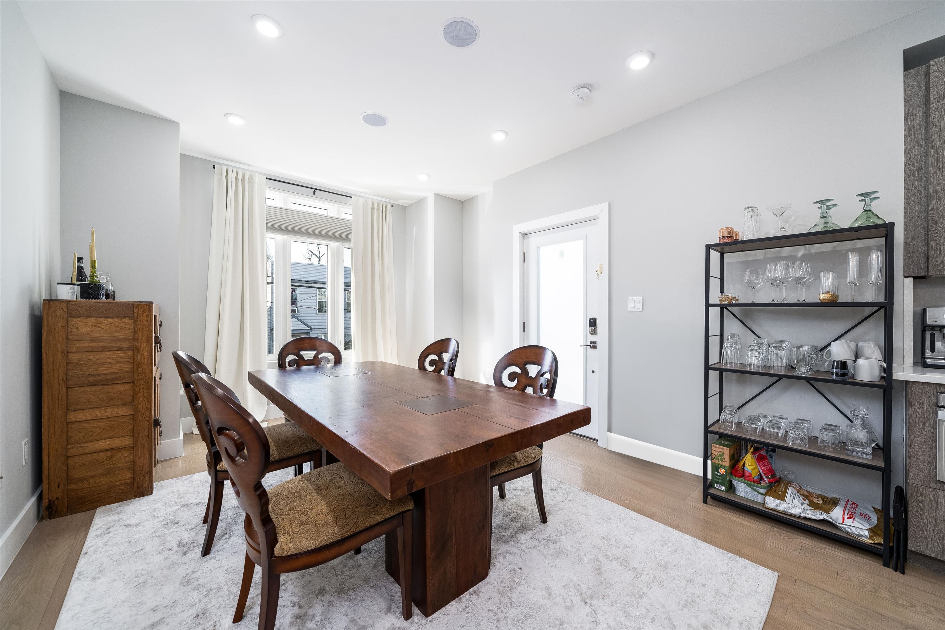 206 FREEMAN AVE Unit: 1