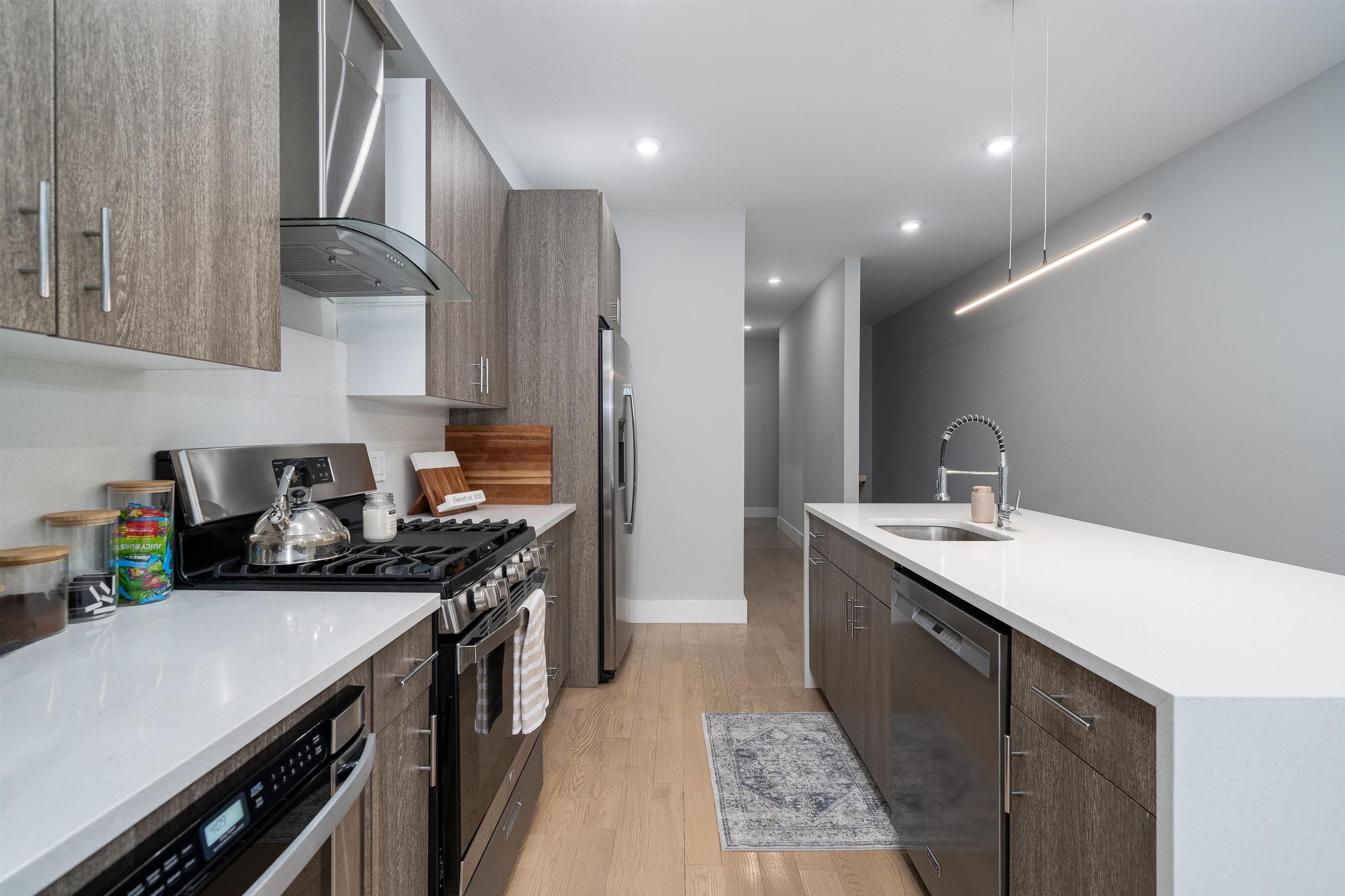 206 FREEMAN AVE Unit: 1