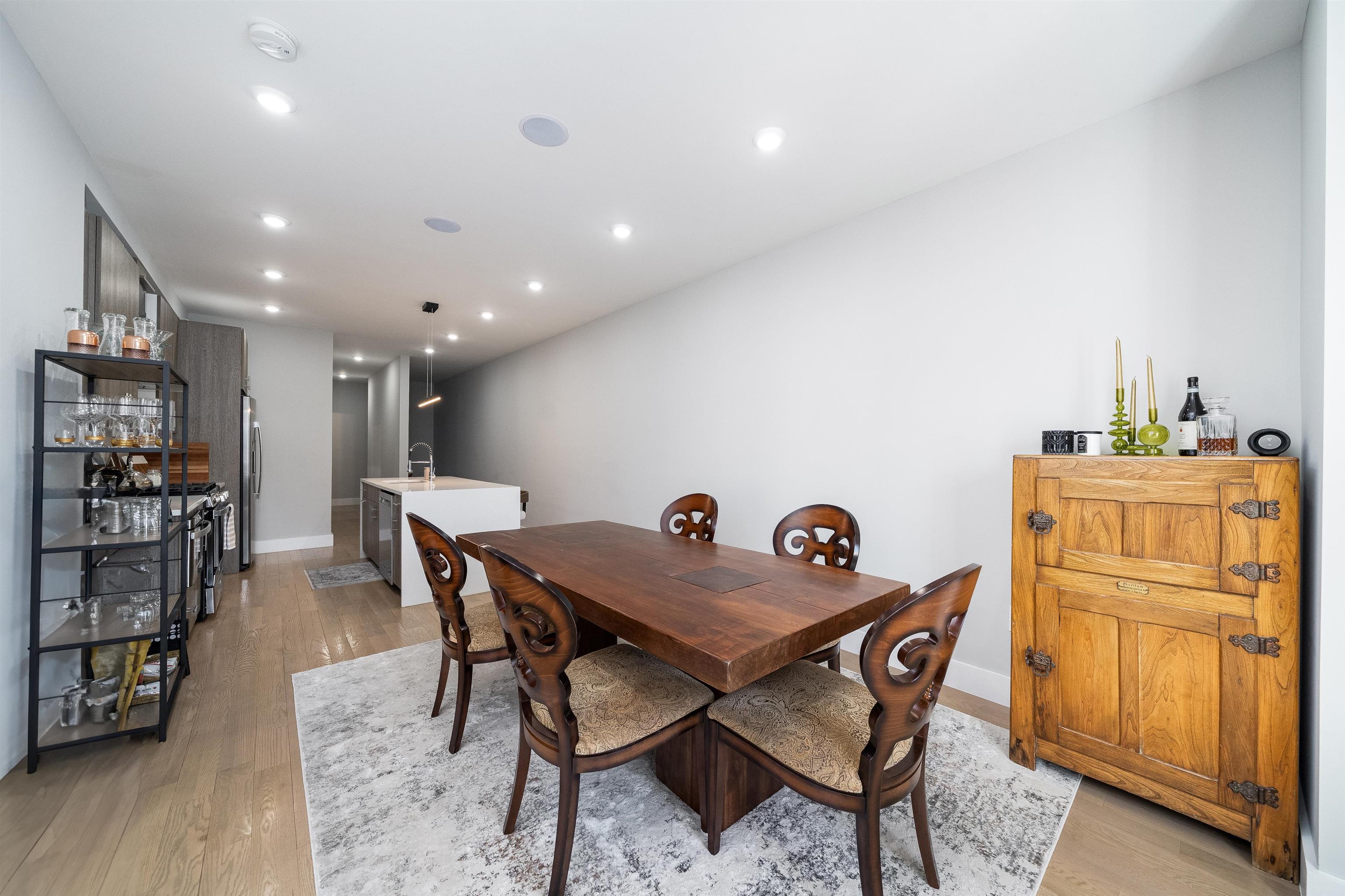 206 FREEMAN AVE Unit: 1