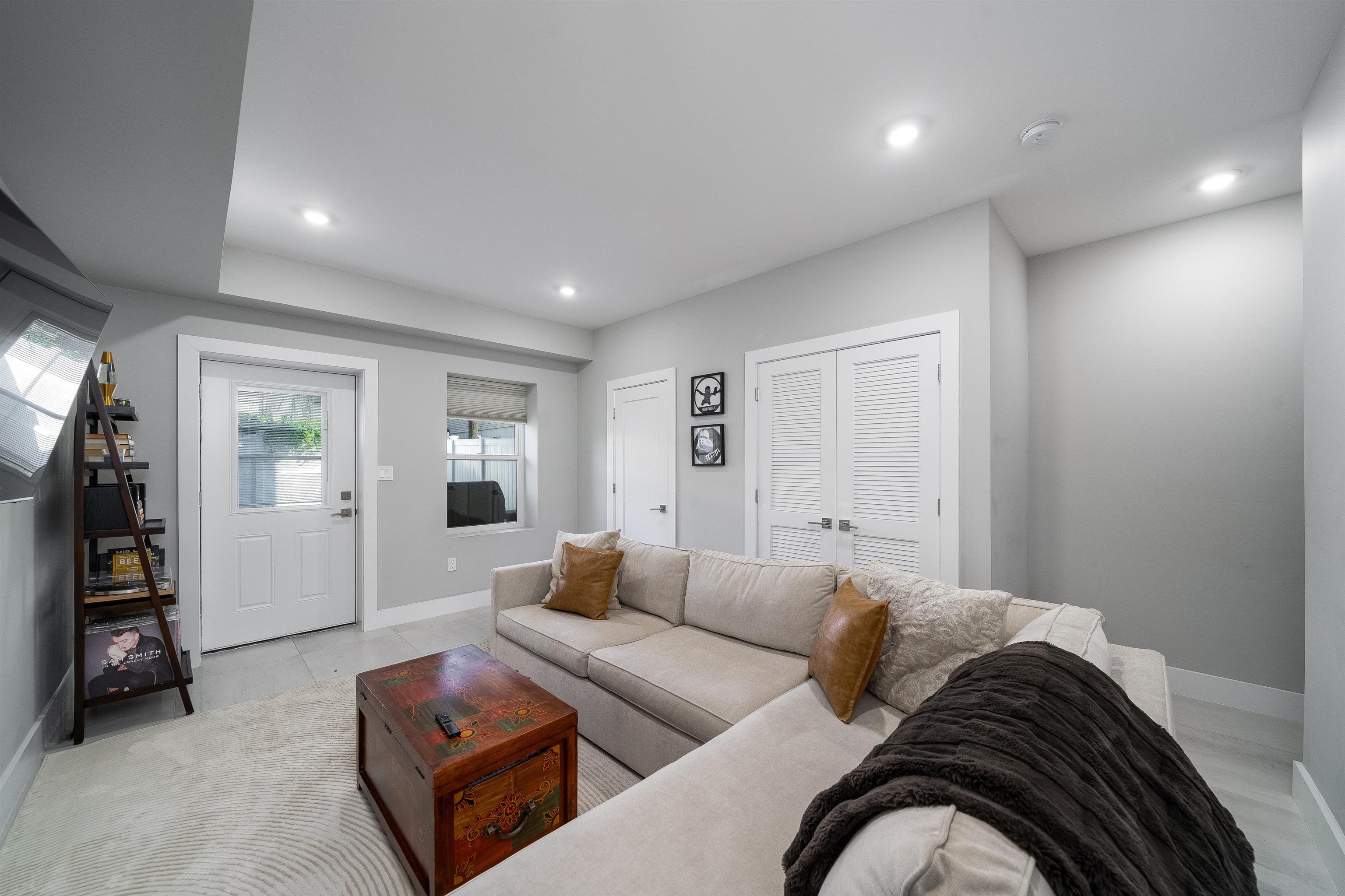 206 FREEMAN AVE Unit: 1