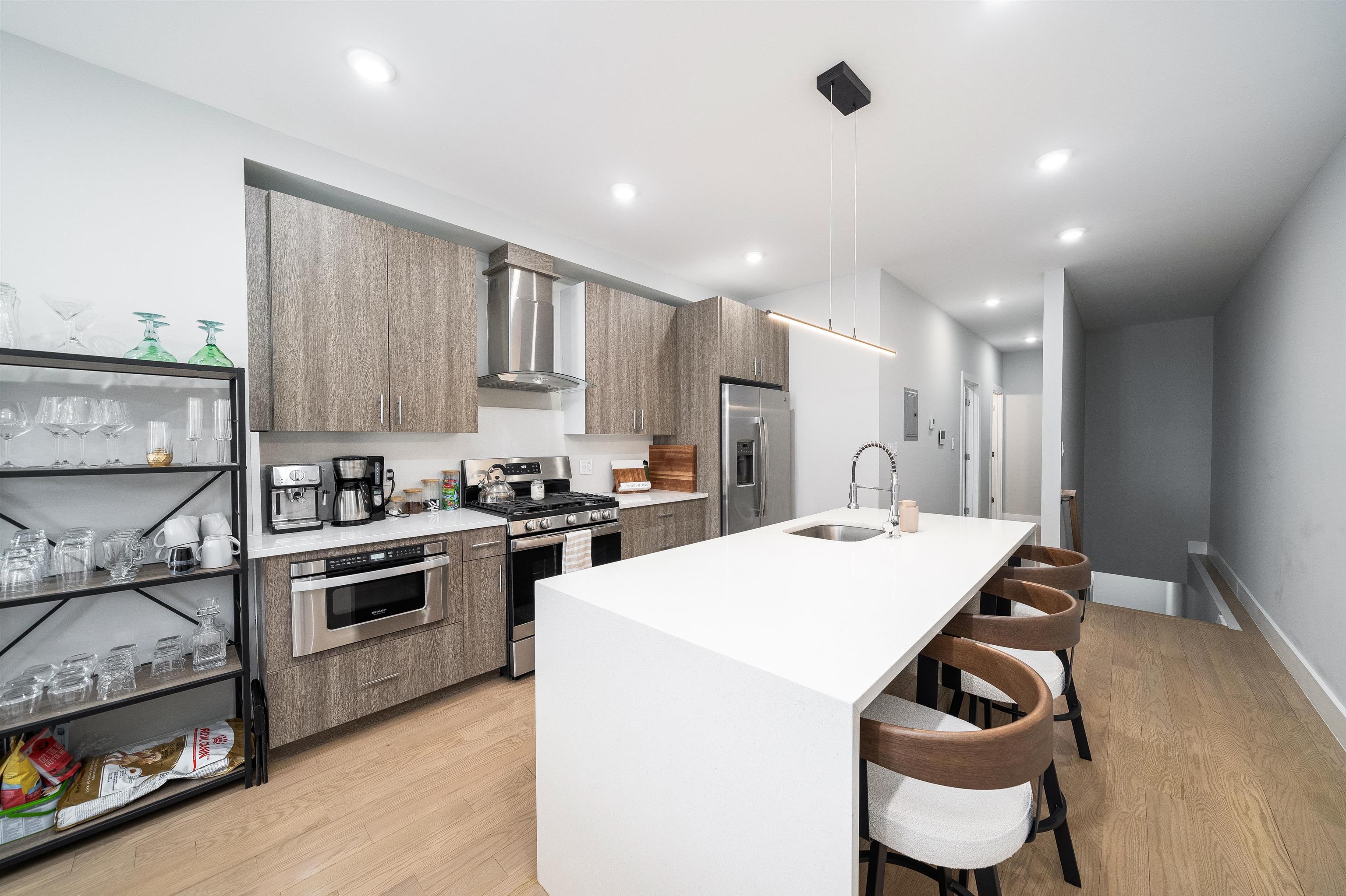 206 FREEMAN AVE Unit: 1
