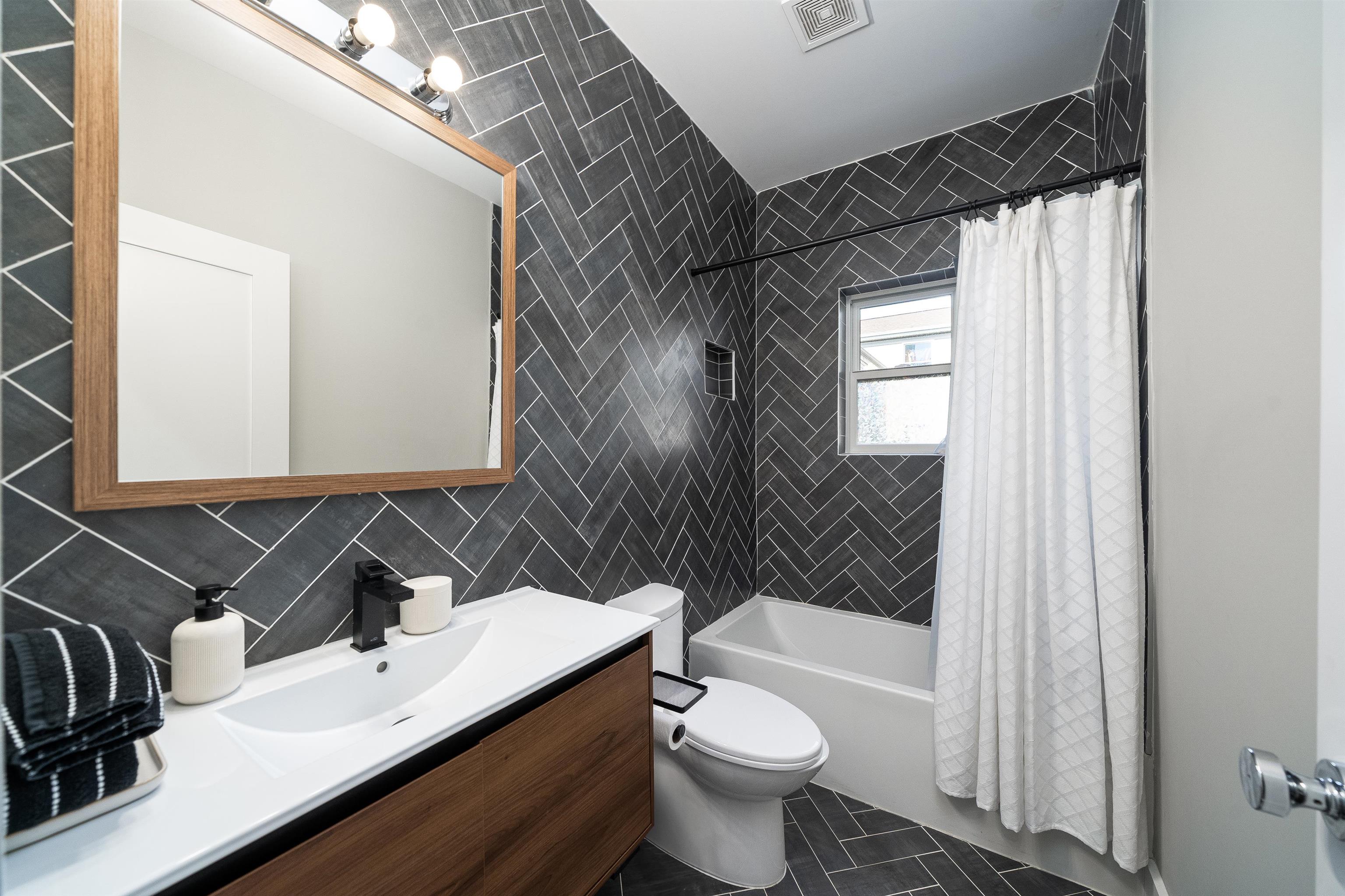 206 FREEMAN AVE Unit: 1